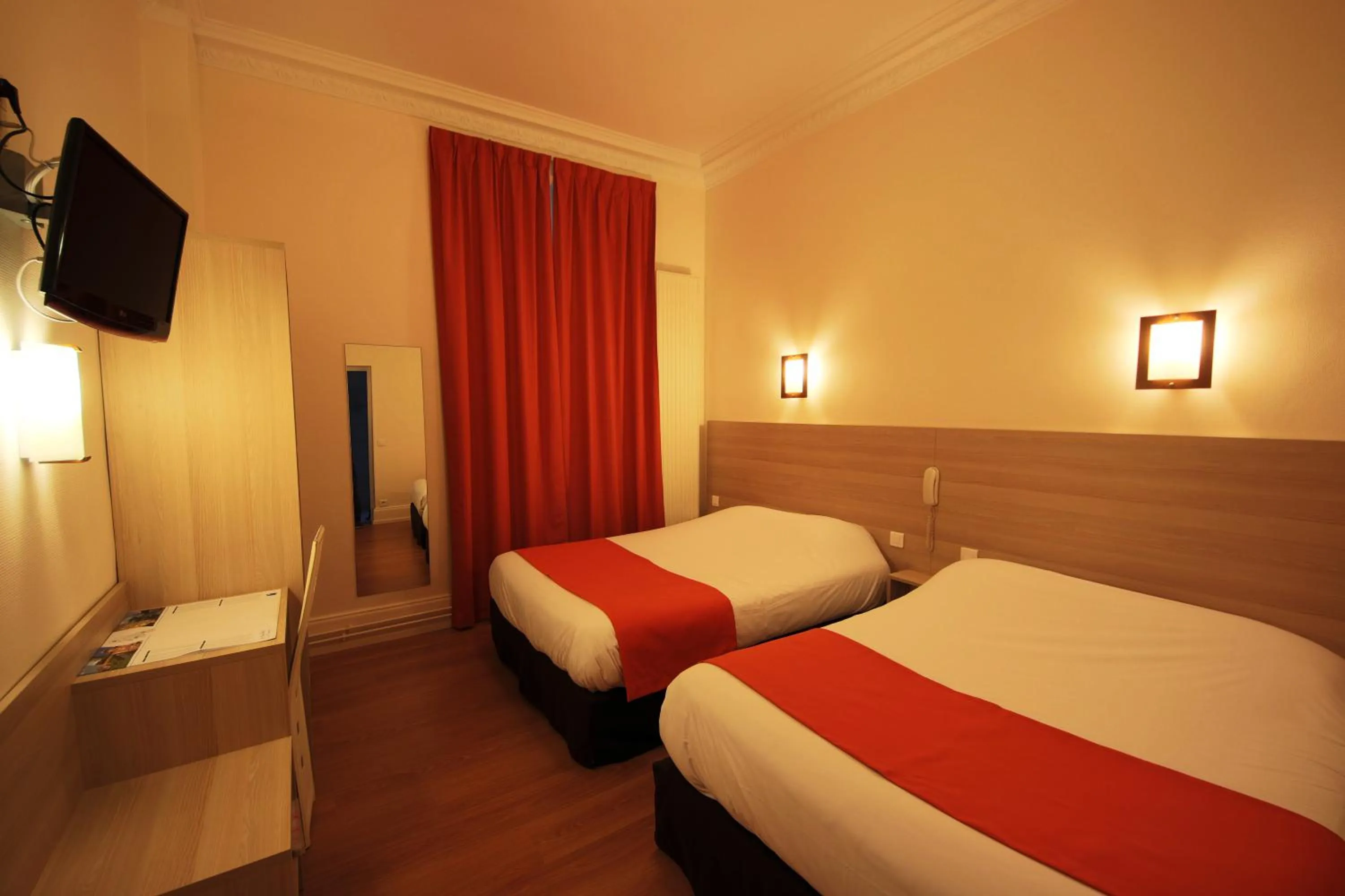 Bedroom, Bed in Hôtel De La Cathédrale