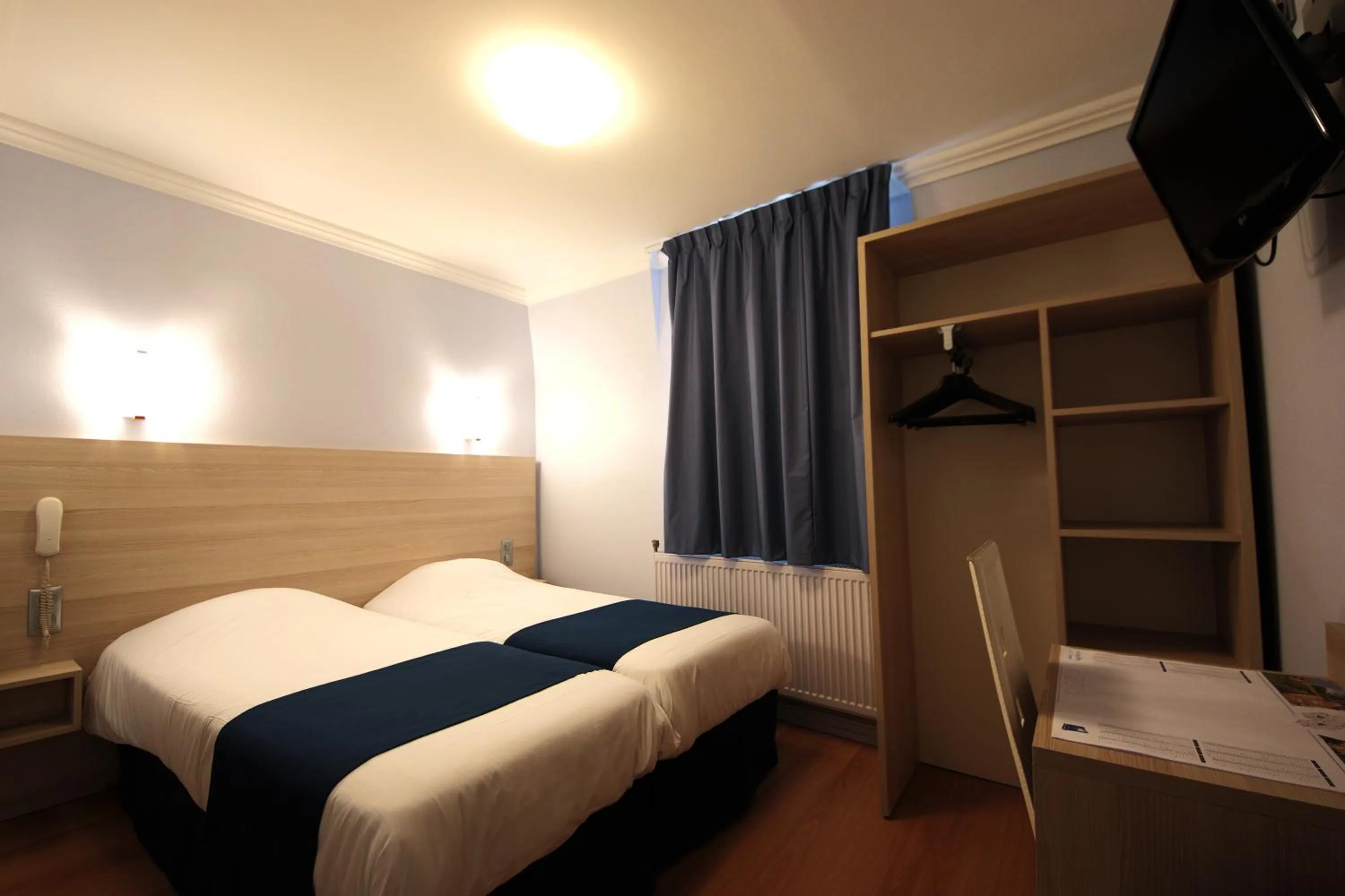 Bedroom, Bed in Hôtel De La Cathédrale