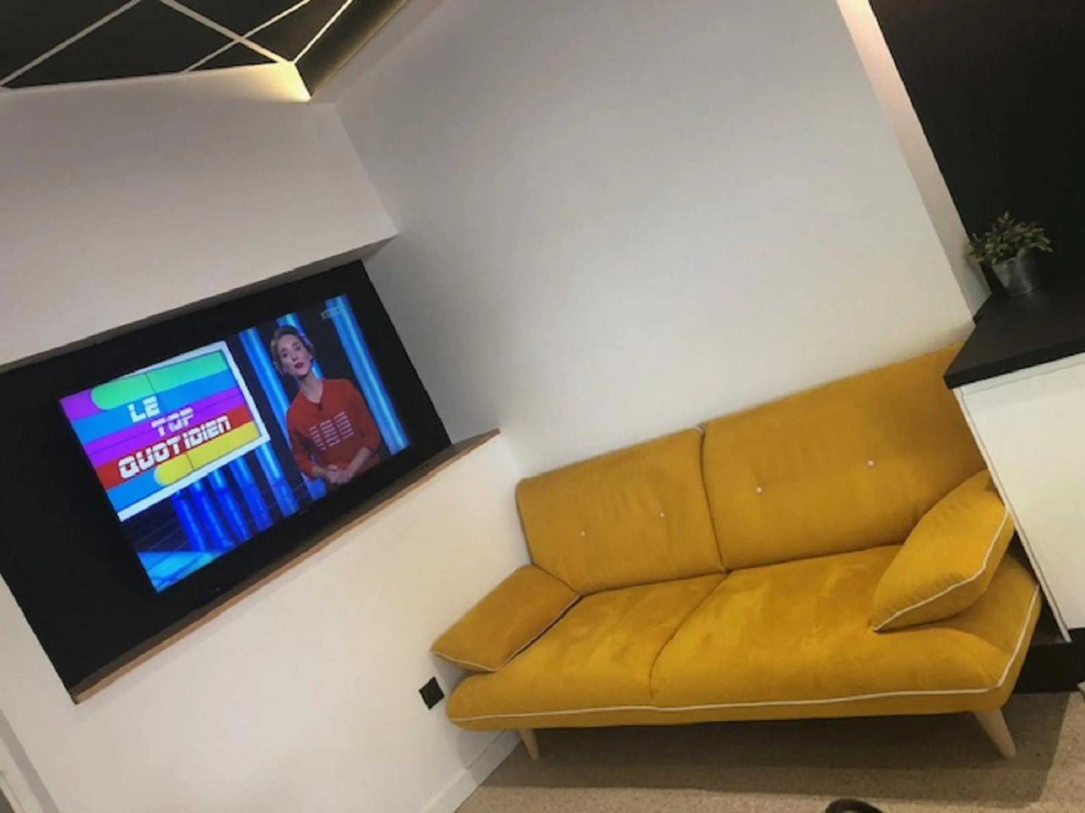 Communal lounge/ TV room in Hotel de Bordeaux