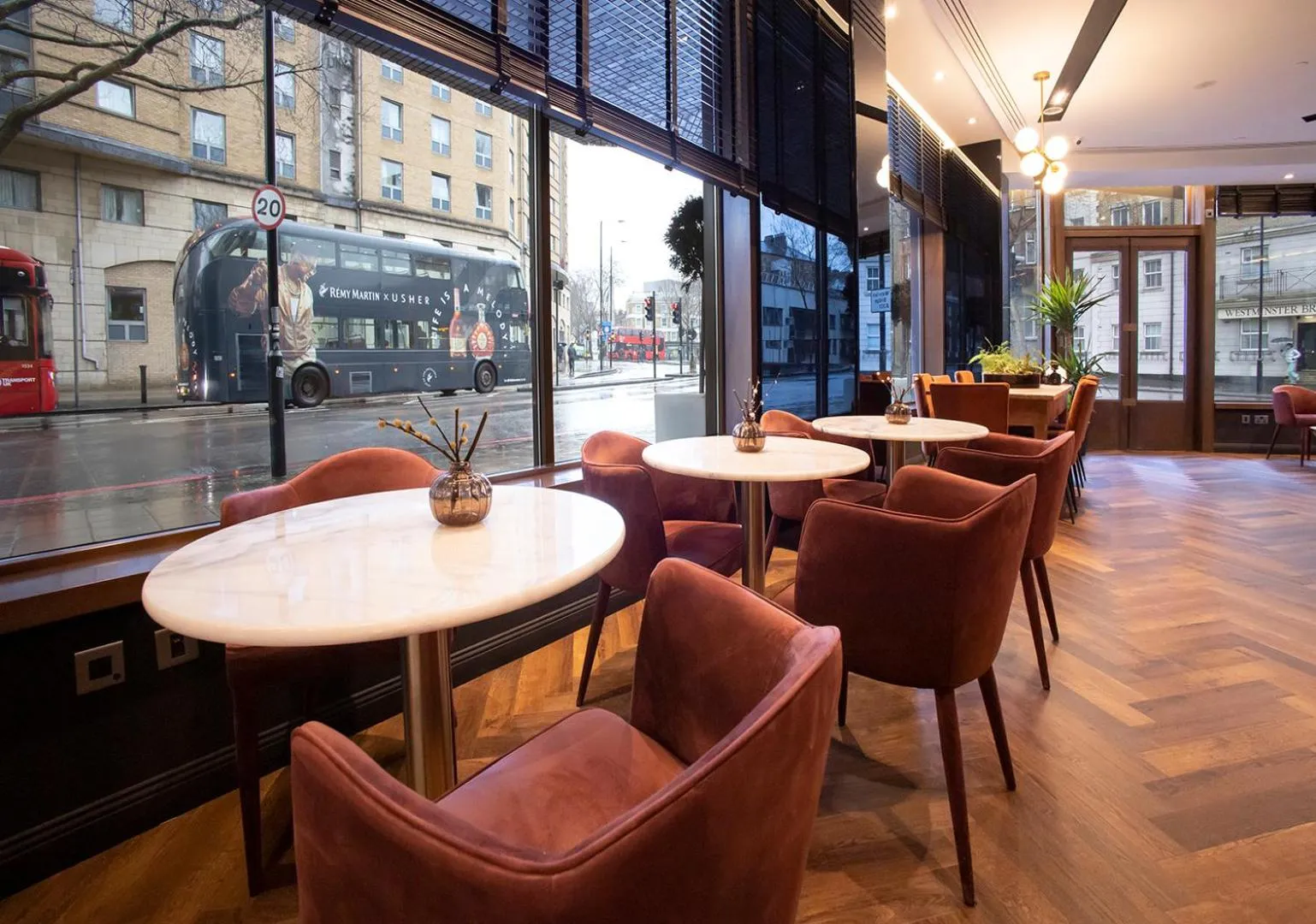 Lounge or bar in H10 London Waterloo