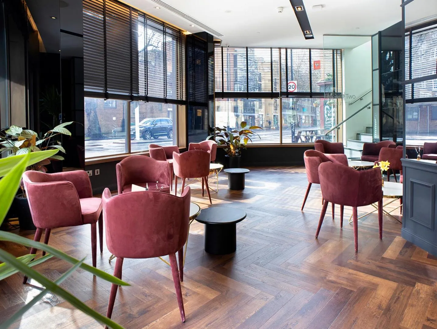 Lounge or bar in H10 London Waterloo