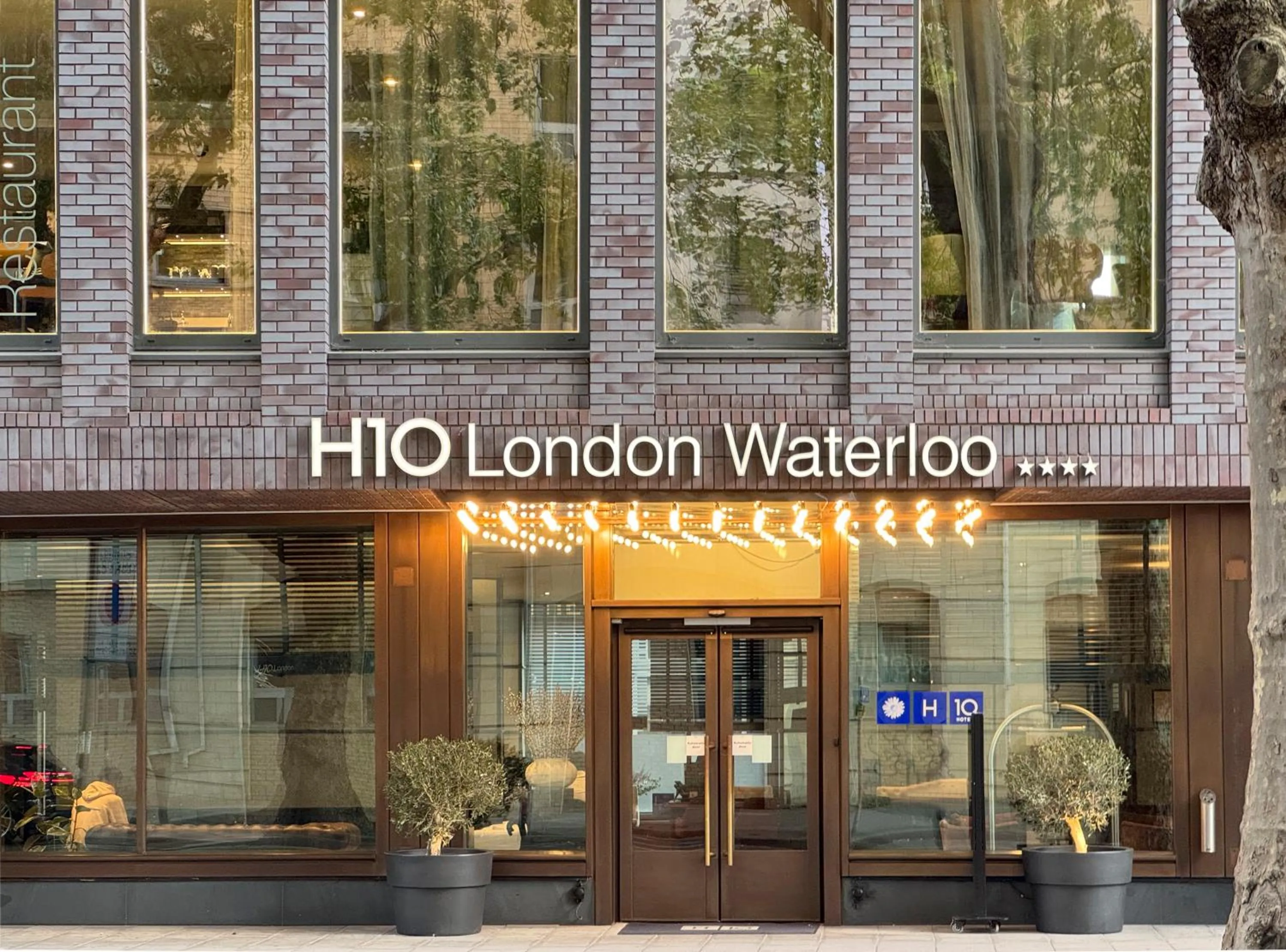 Property building in H10 London Waterloo