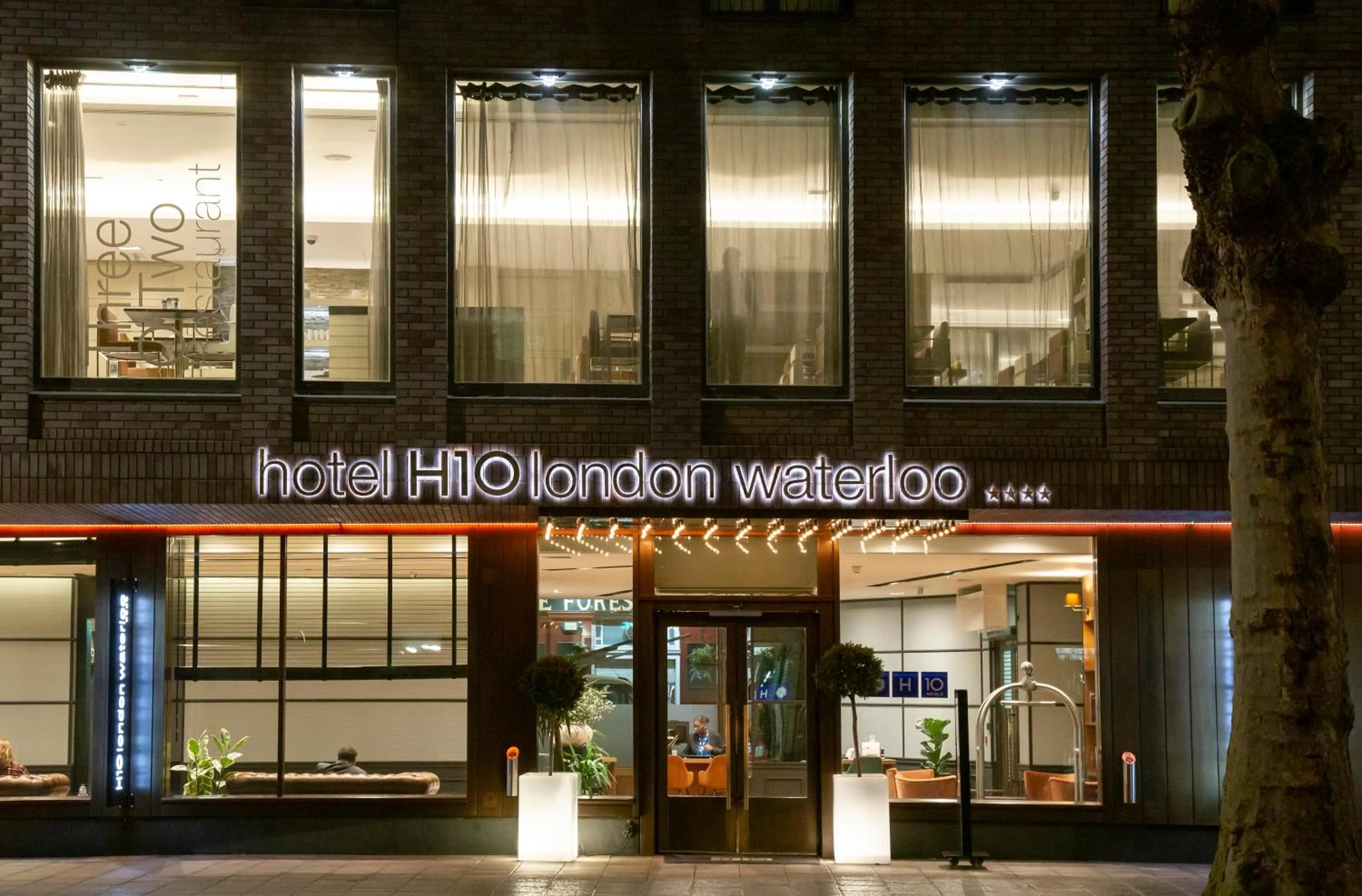 Property building in H10 London Waterloo