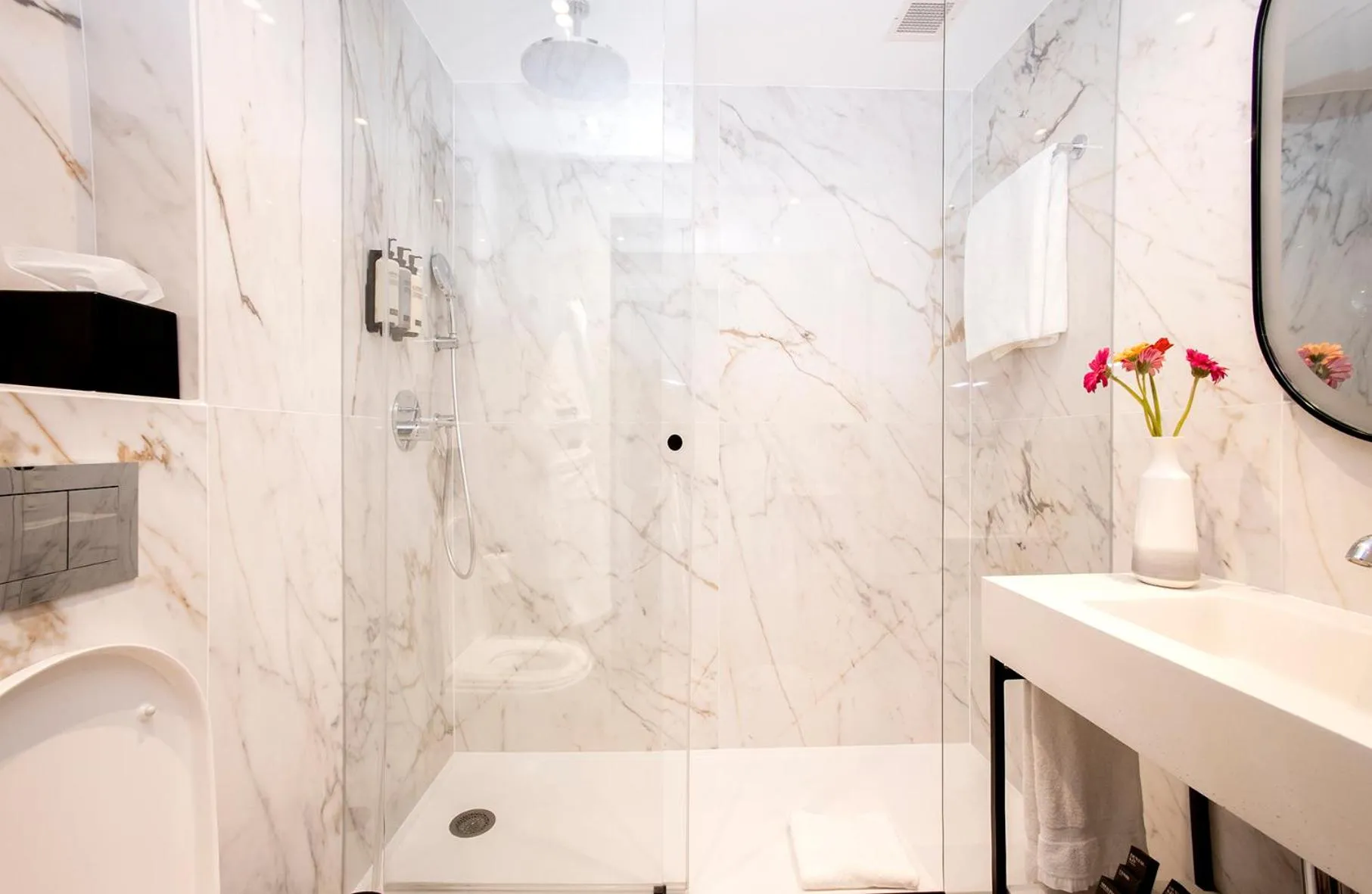 Shower in H10 London Waterloo