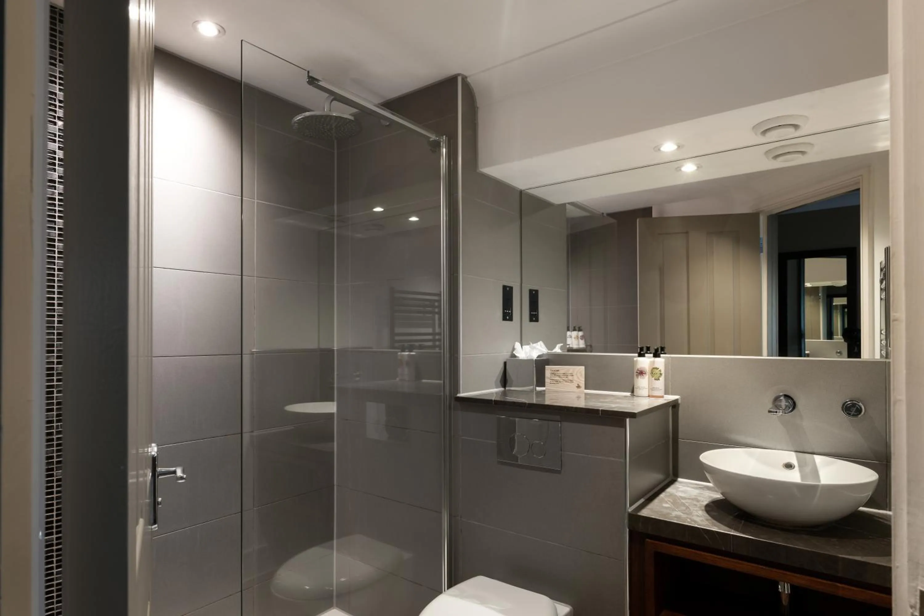 Bathroom in Rose And Crown Hotel