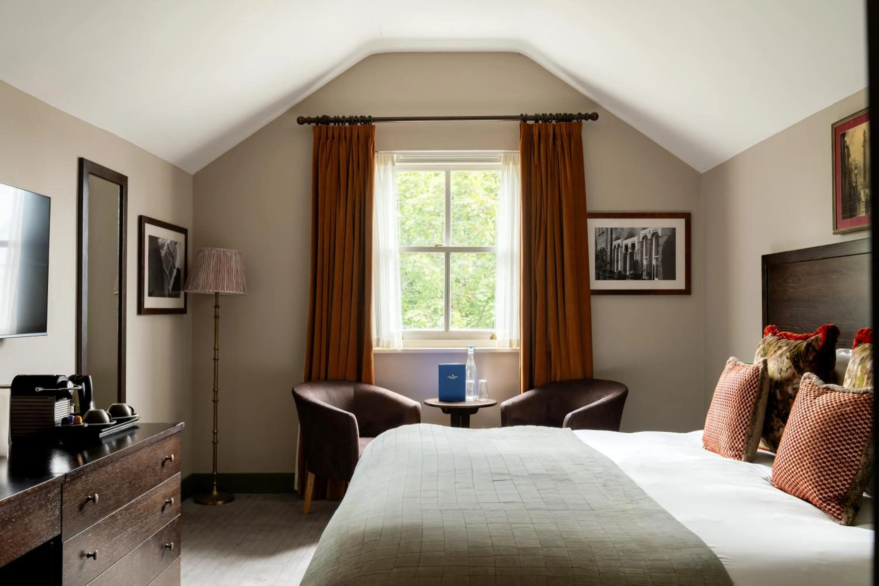 Bedroom, Bed in Rose And Crown Hotel