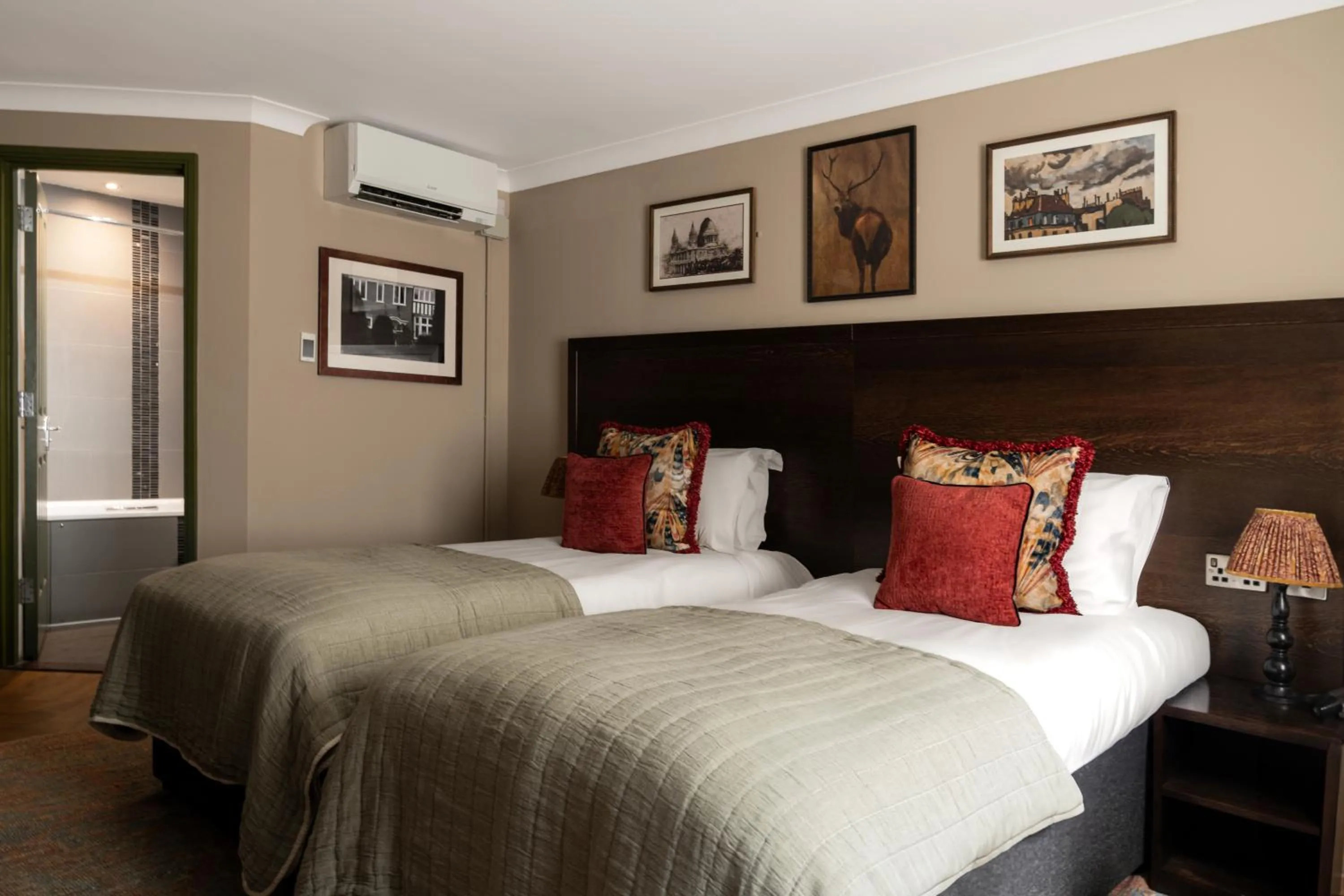 Bedroom, Bed in Rose And Crown Hotel