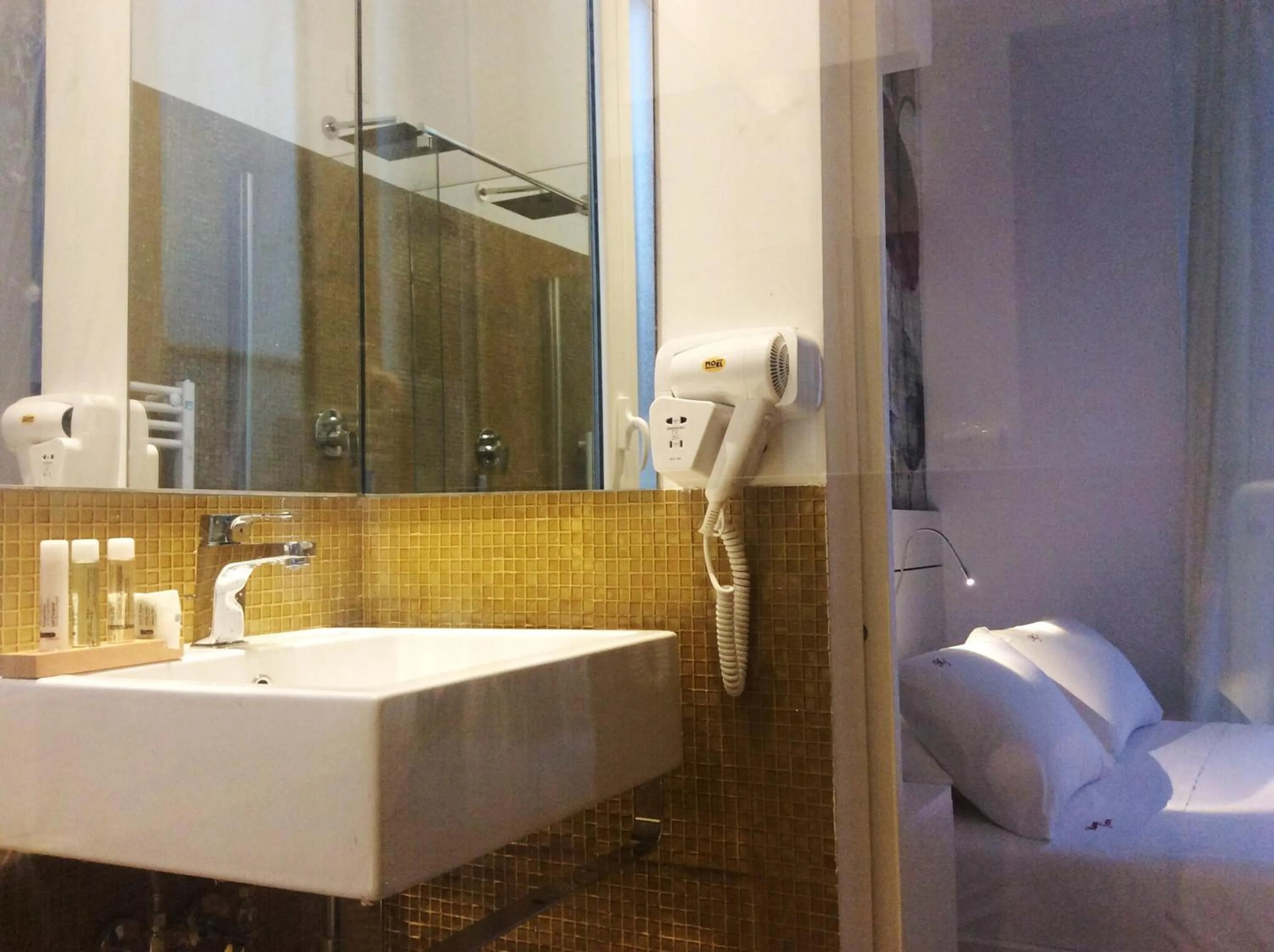 Shower, Bed in Maison Fleurie