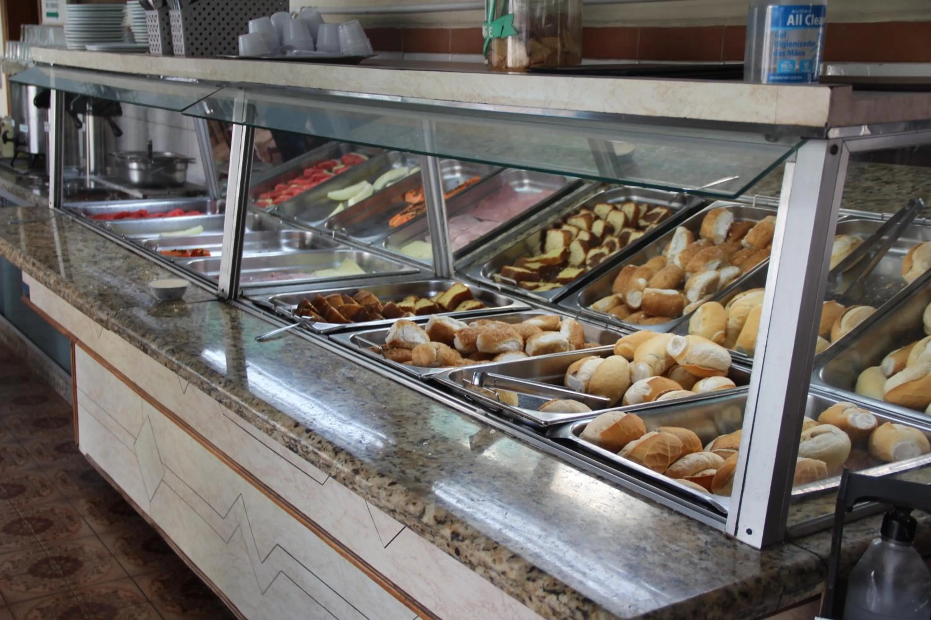 Buffet breakfast in Hotel Chalé São Jorge