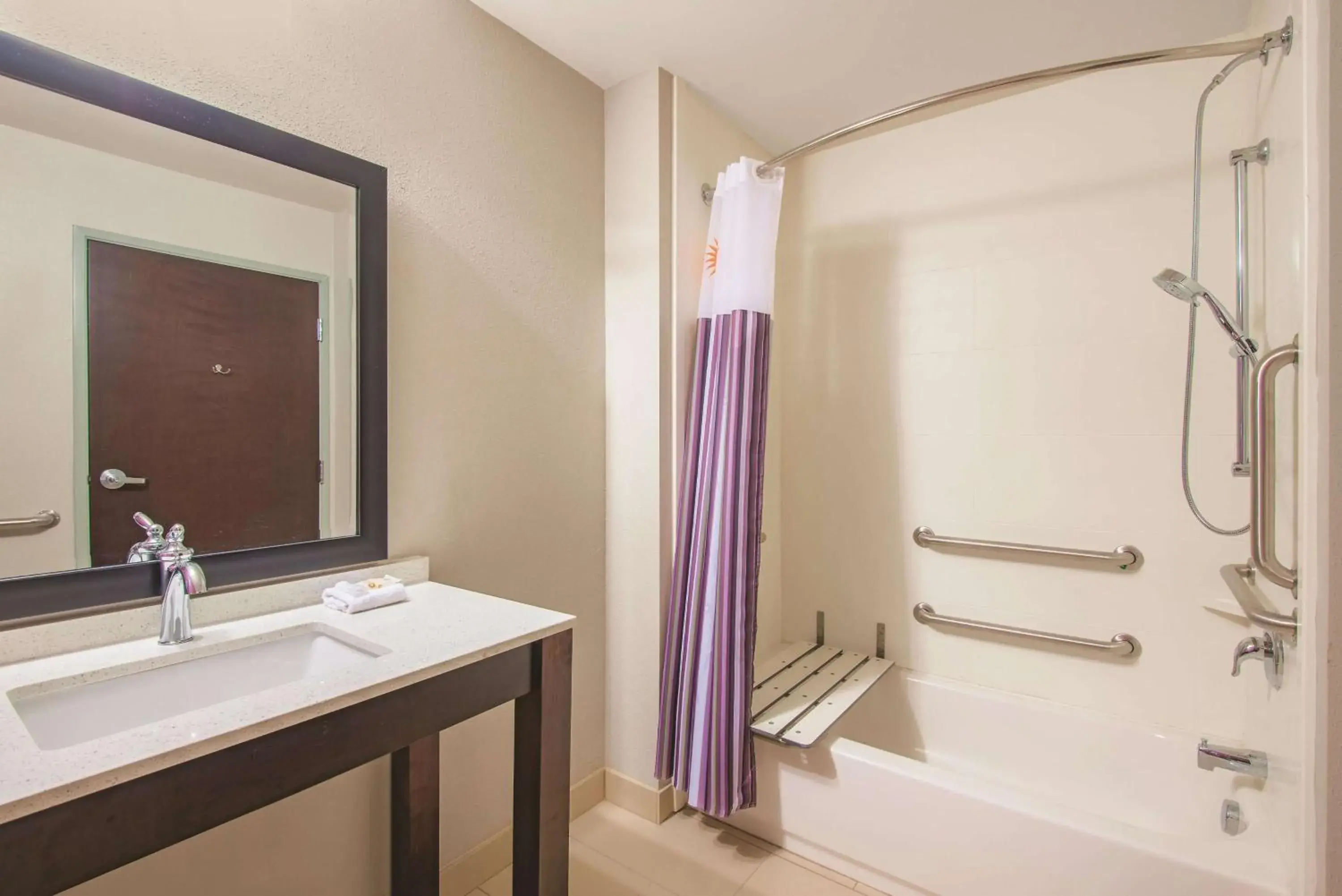 King Room - Disability Access in La Quinta by Wyndham York King Room - Disability Access in La Quinta by Wyndham York