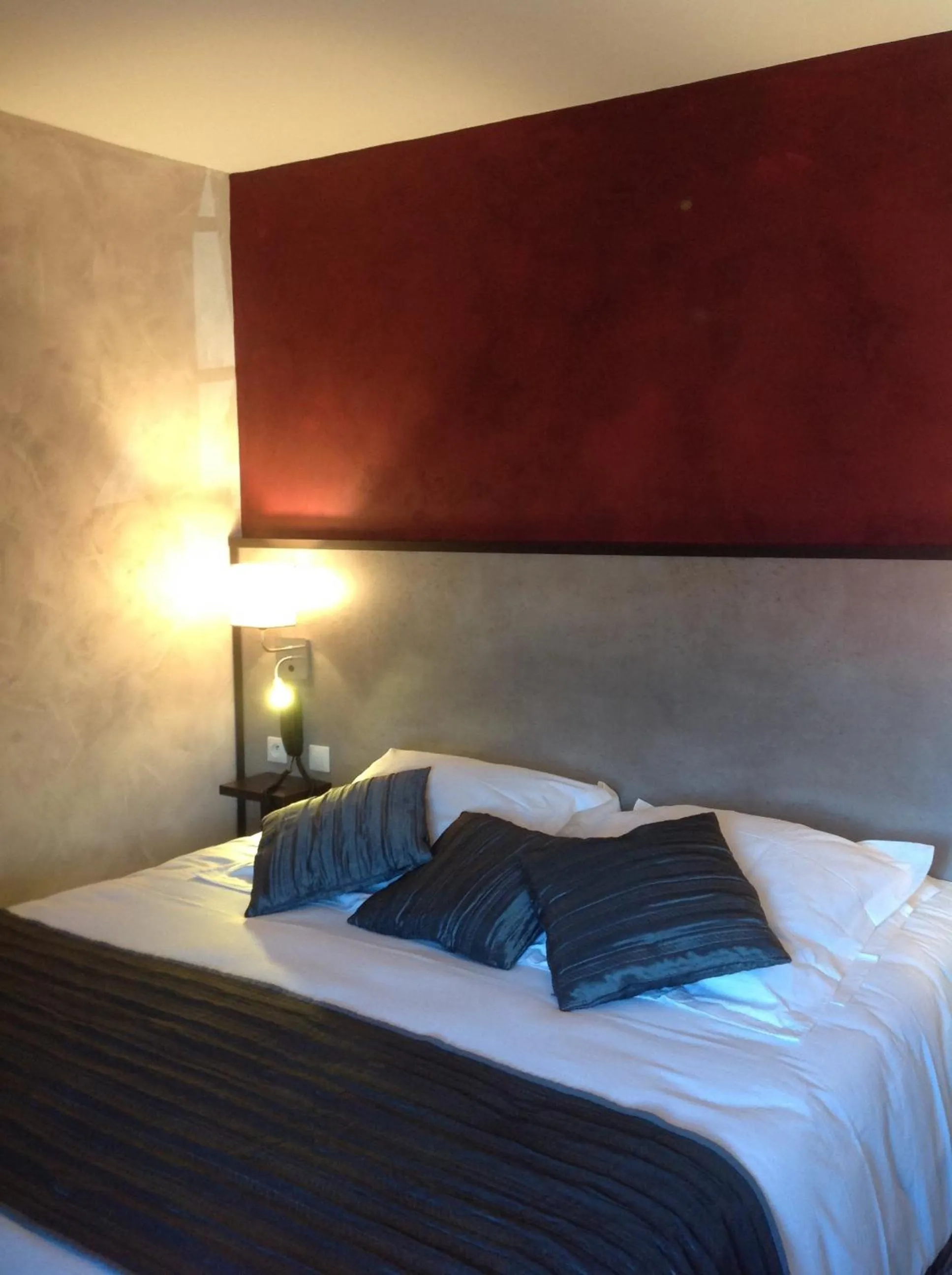 Bed in Logis Auberge À La Tête De Lard