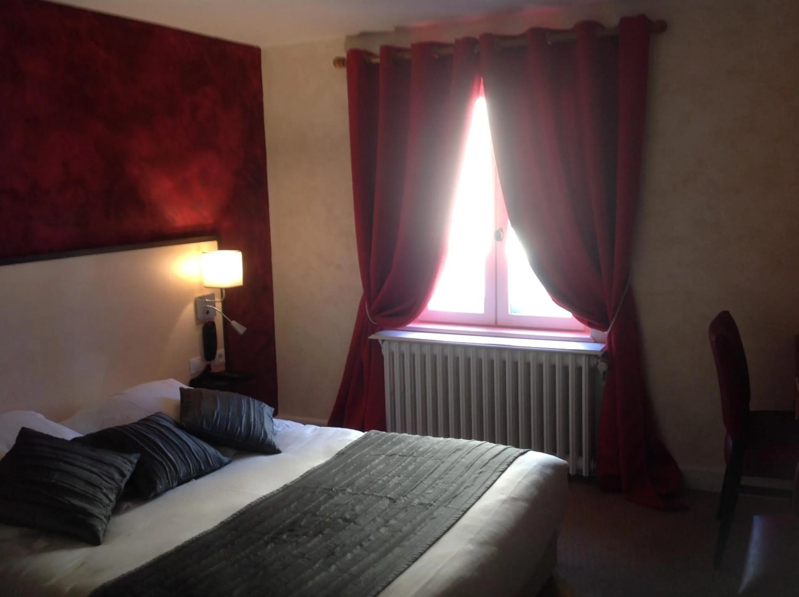 Bed in Logis Auberge À La Tête De Lard