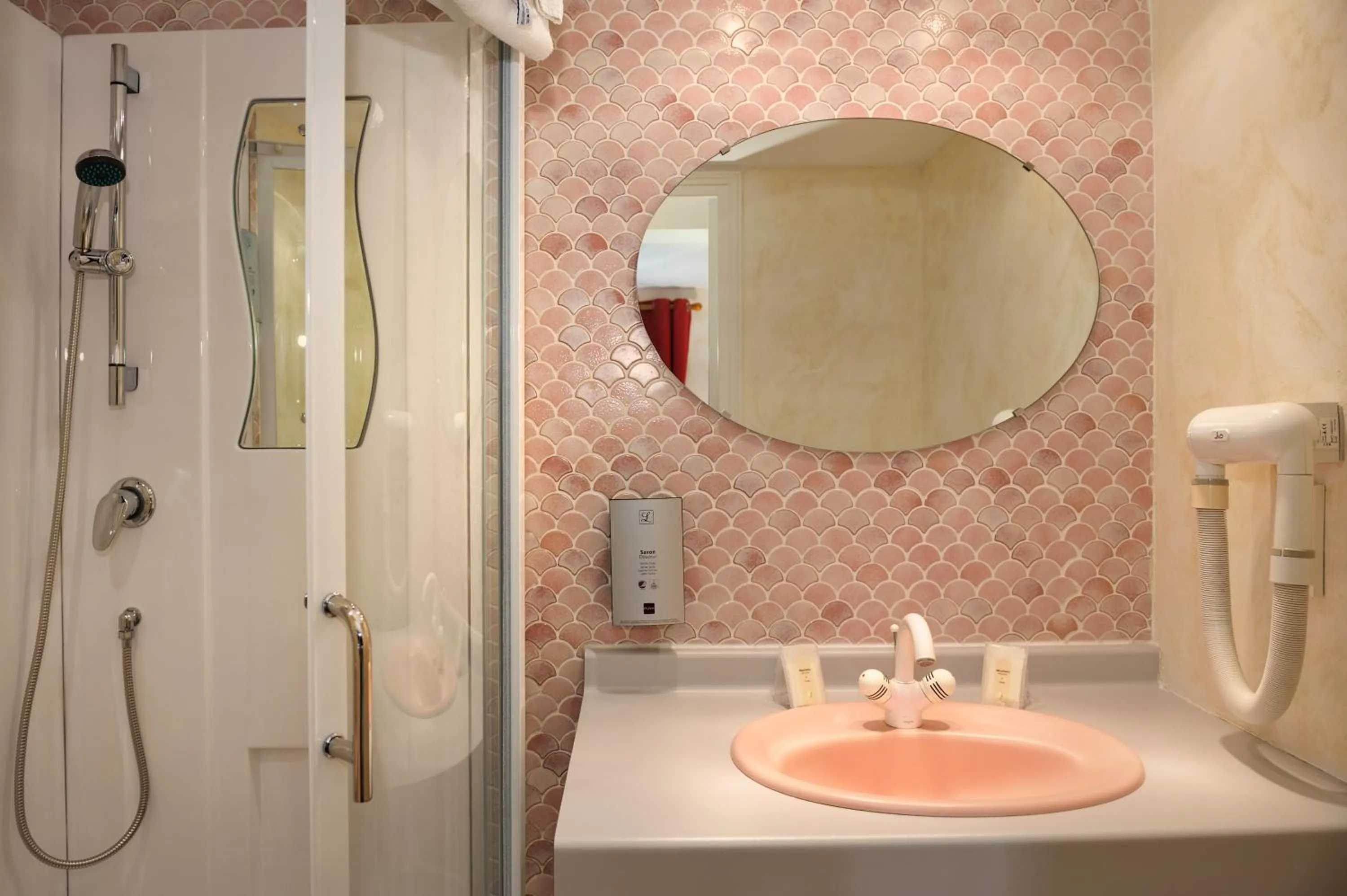 Bathroom in Logis Auberge À La Tête De Lard