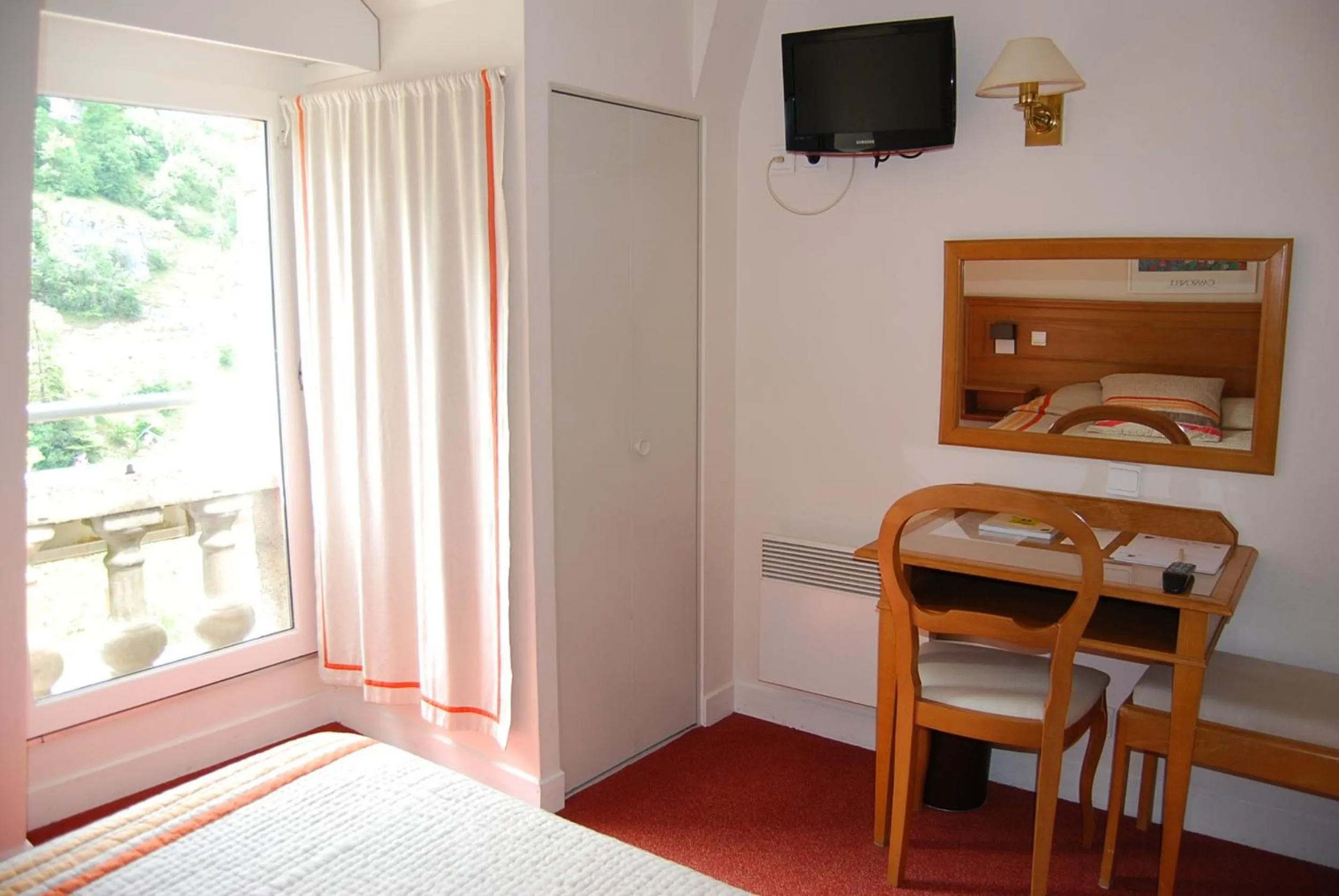 Photo of the whole room in Le Terminus des Pèlerins