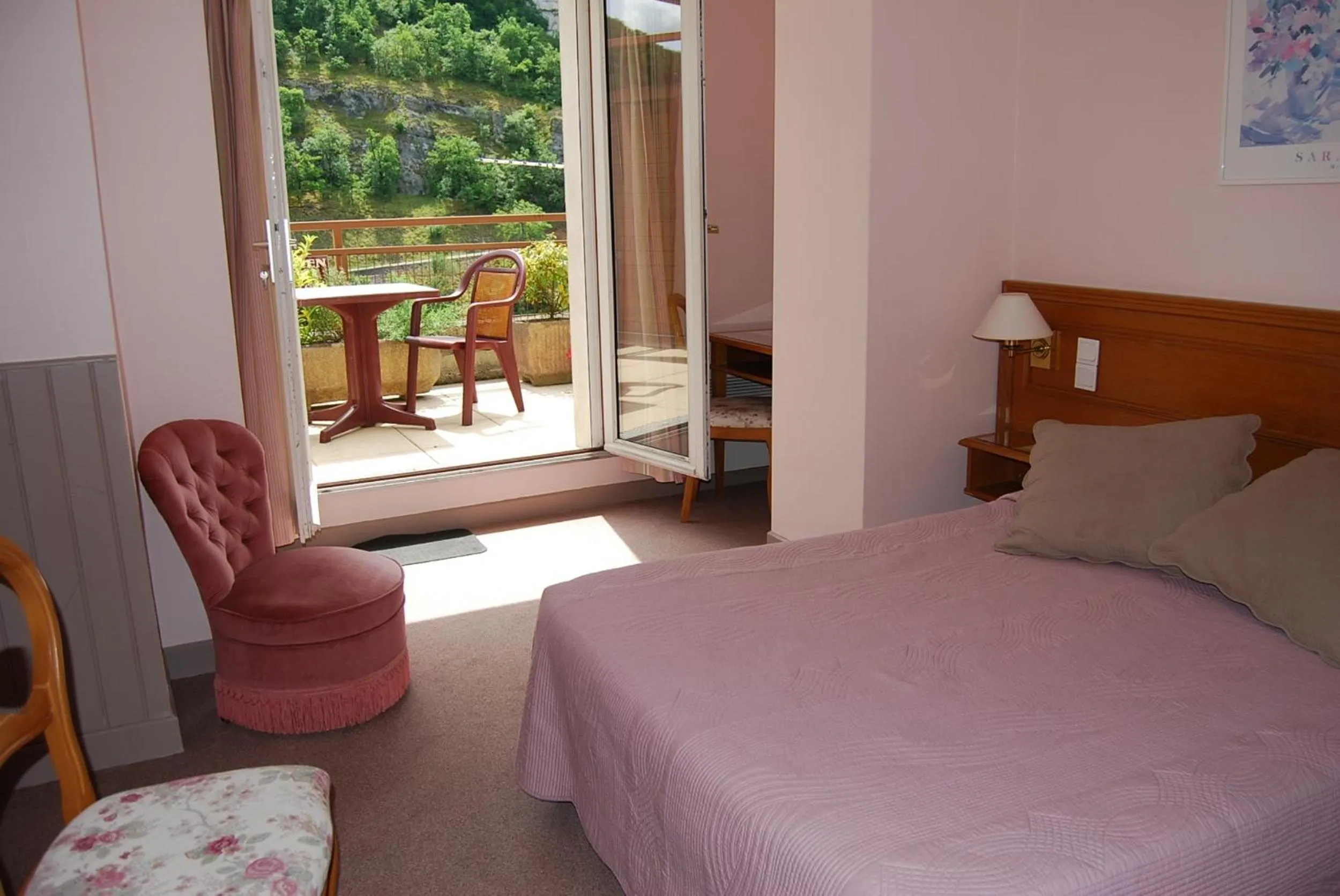 Photo of the whole room in Le Terminus des Pèlerins