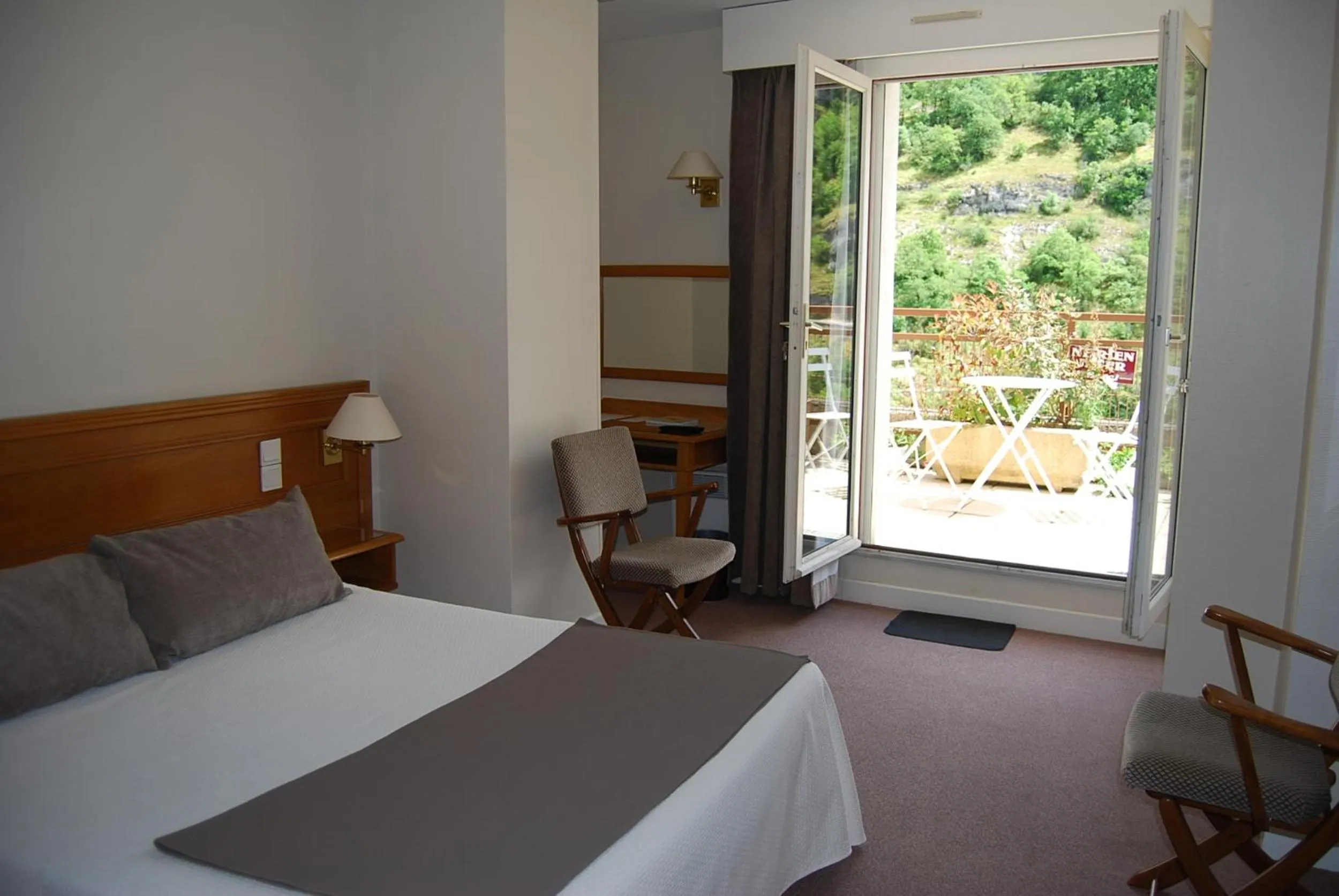 Photo of the whole room in Le Terminus des Pèlerins