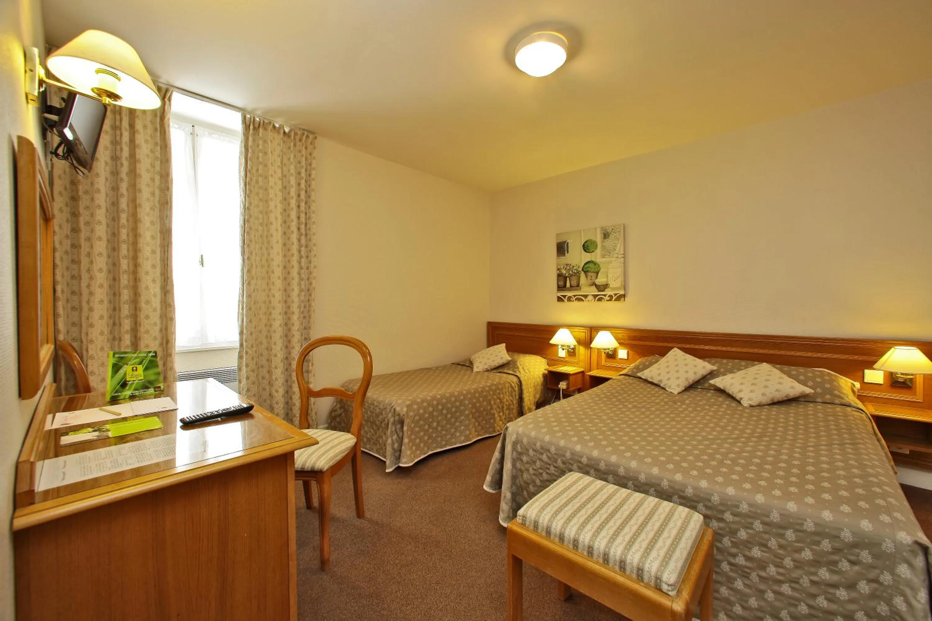 Photo of the whole room in Le Terminus des Pèlerins