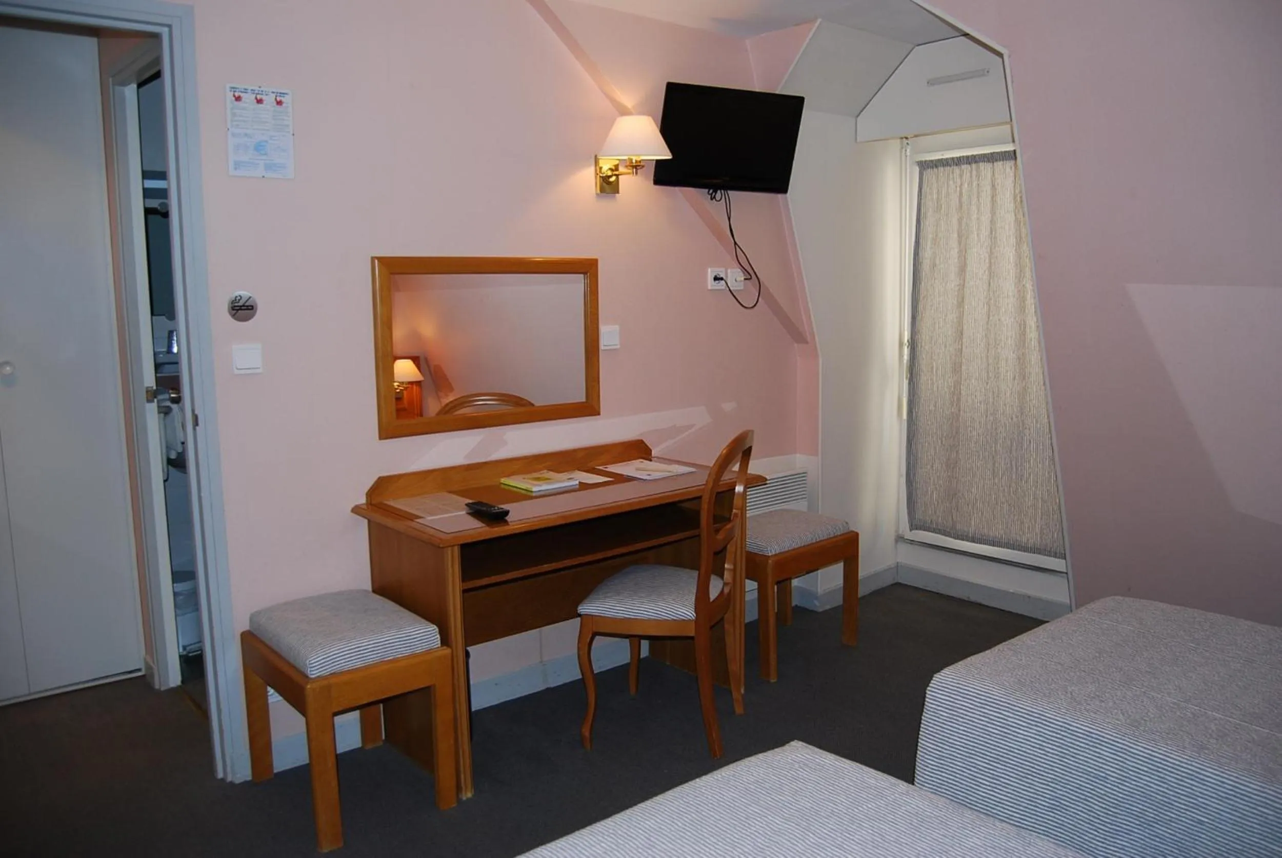 Photo of the whole room in Le Terminus des Pèlerins