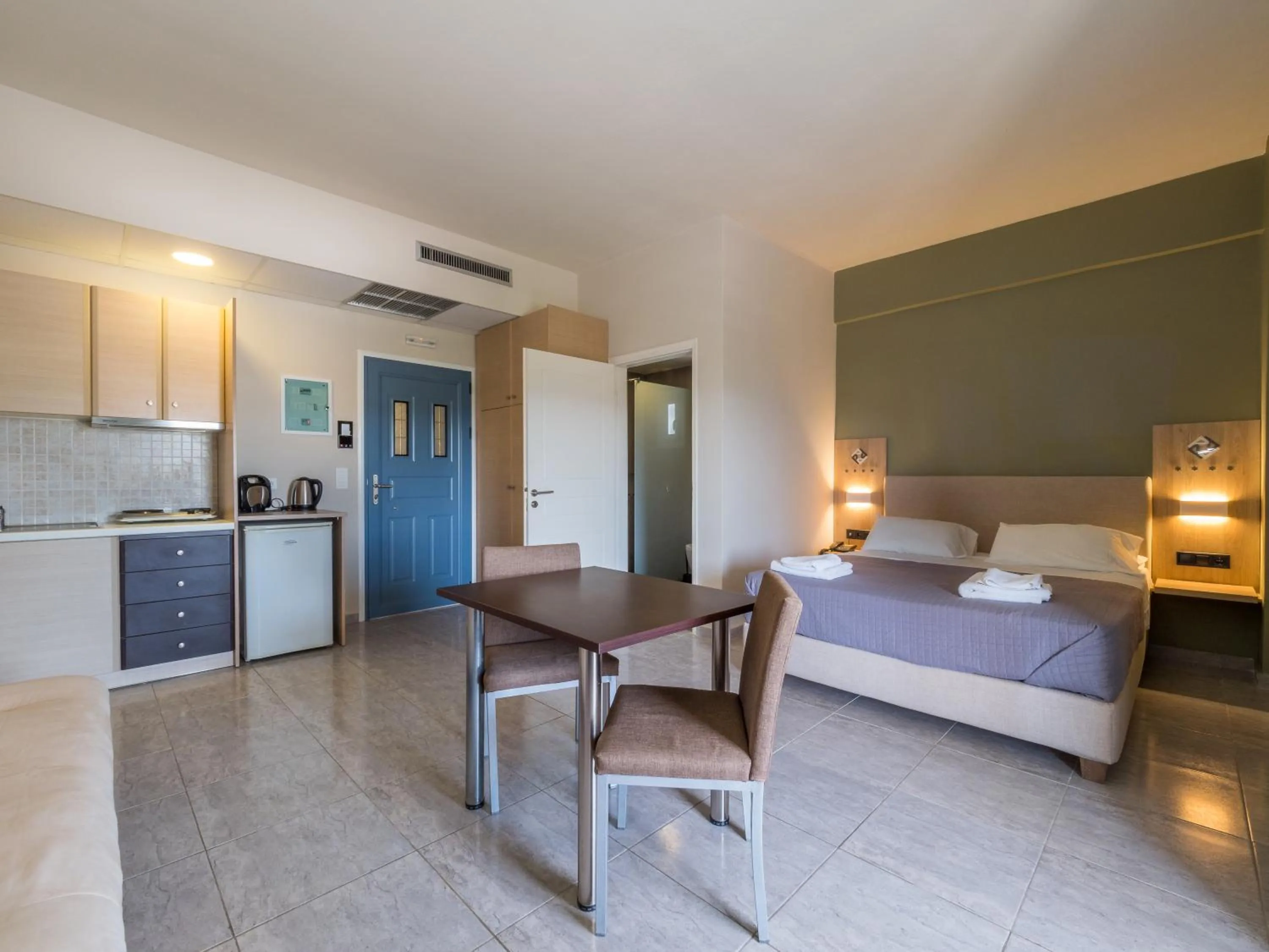 Kitchen or kitchenette, Bed in Paradise Resort