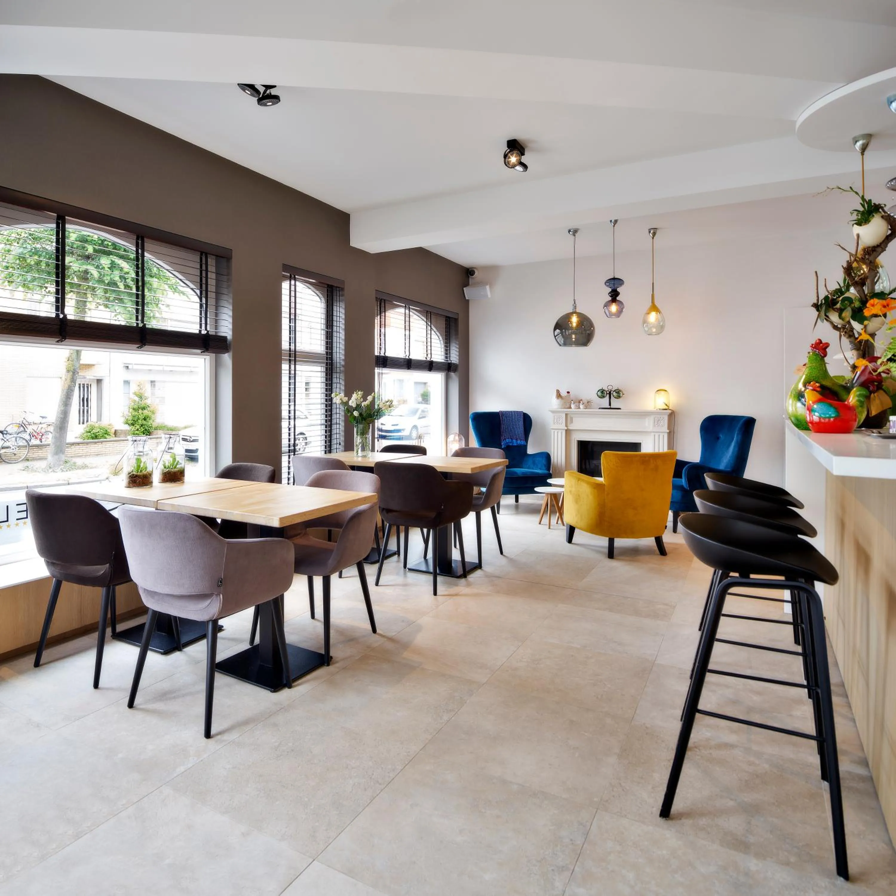 Restaurant/places to eat in ABC Hotel