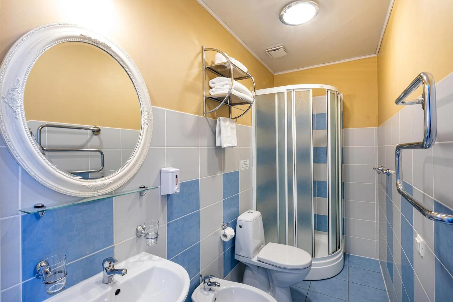 Shower in Biplan Hotel