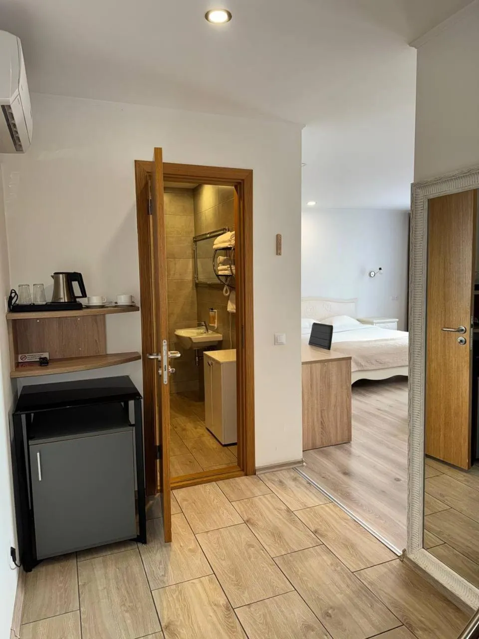 Photo of the whole room, Bed in Biplan Hotel