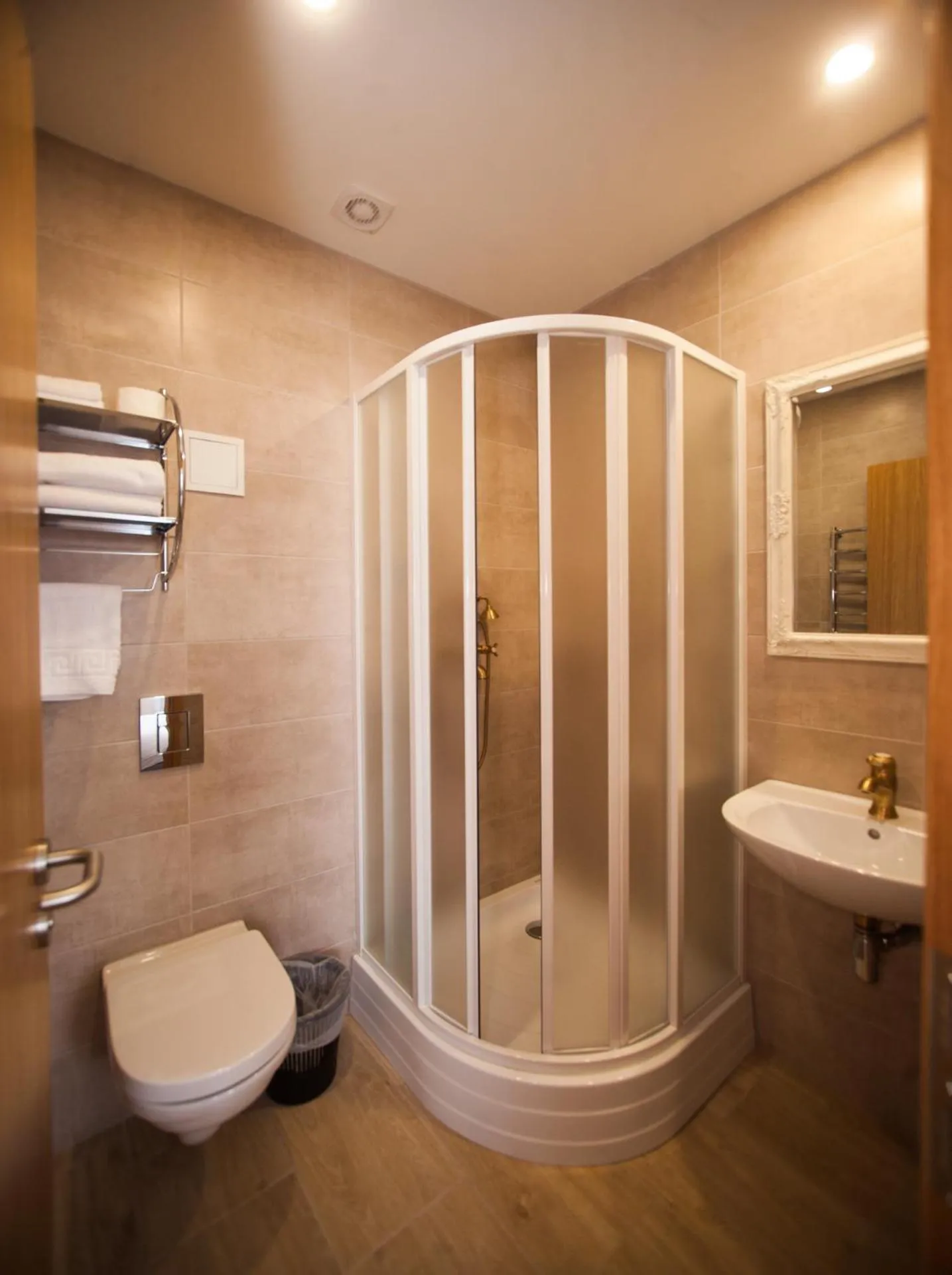 Bathroom in Biplan Hotel