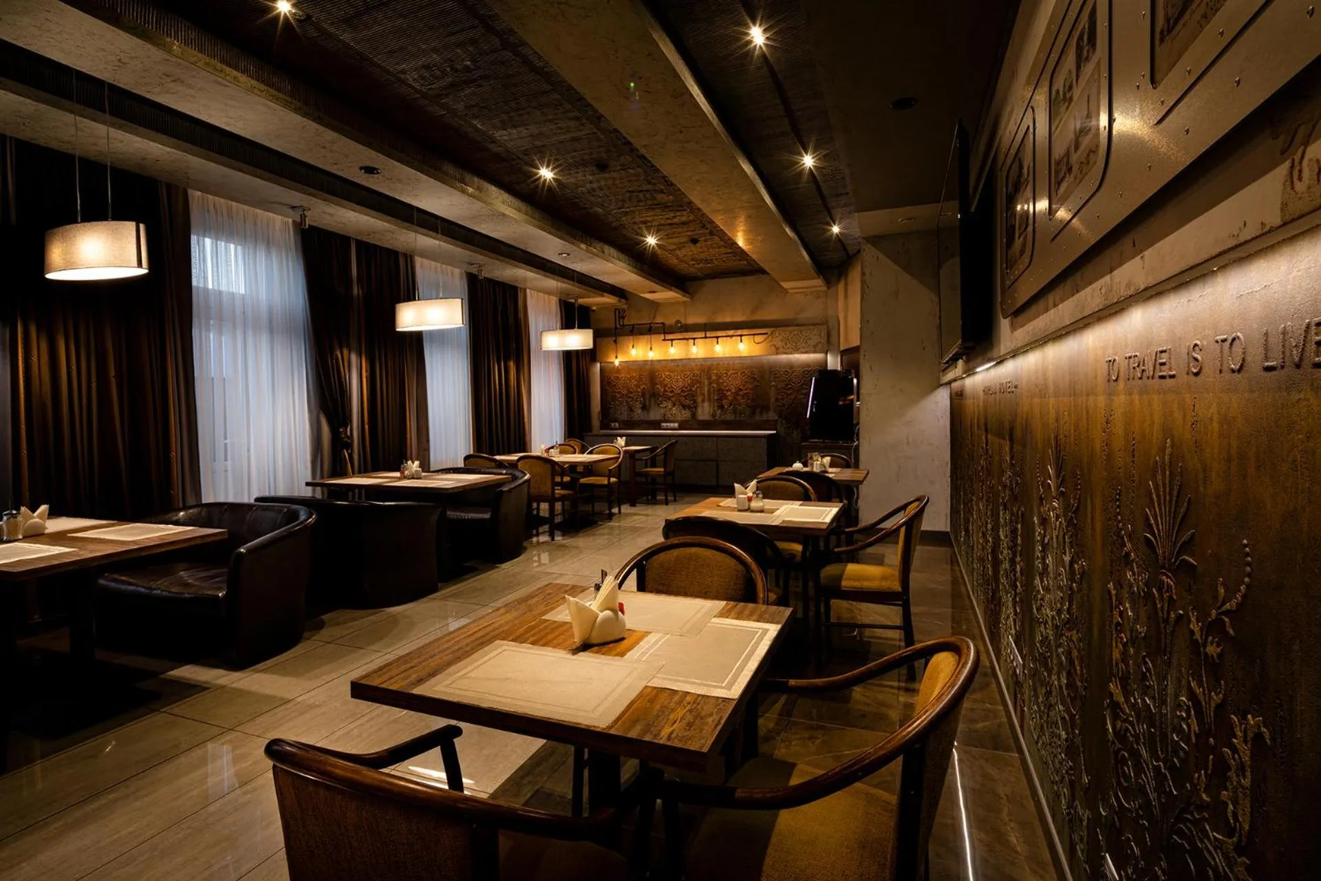 Restaurant/places to eat in Biplan Hotel