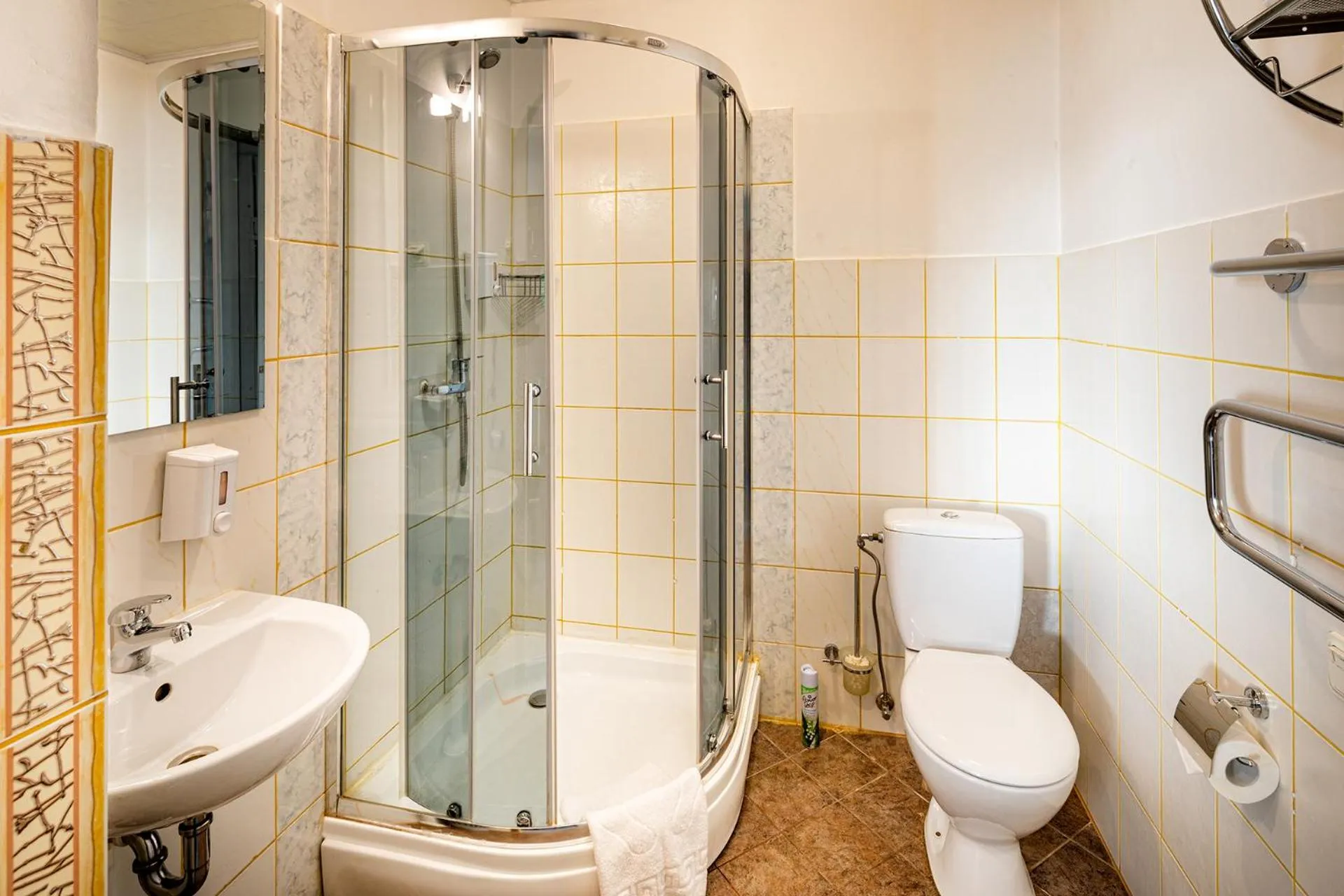 Shower in Biplan Hotel