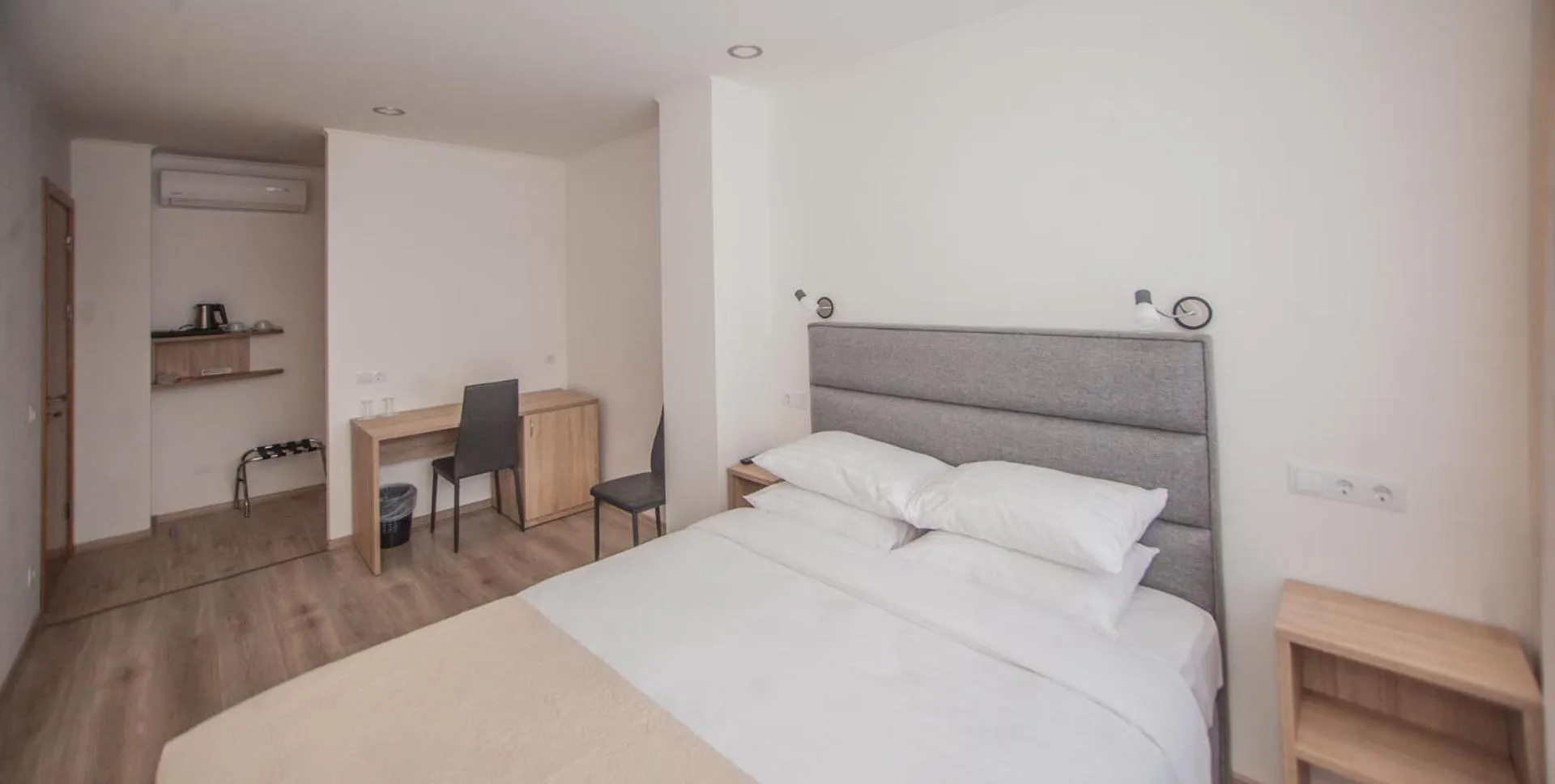 Photo of the whole room, Bed in Biplan Hotel