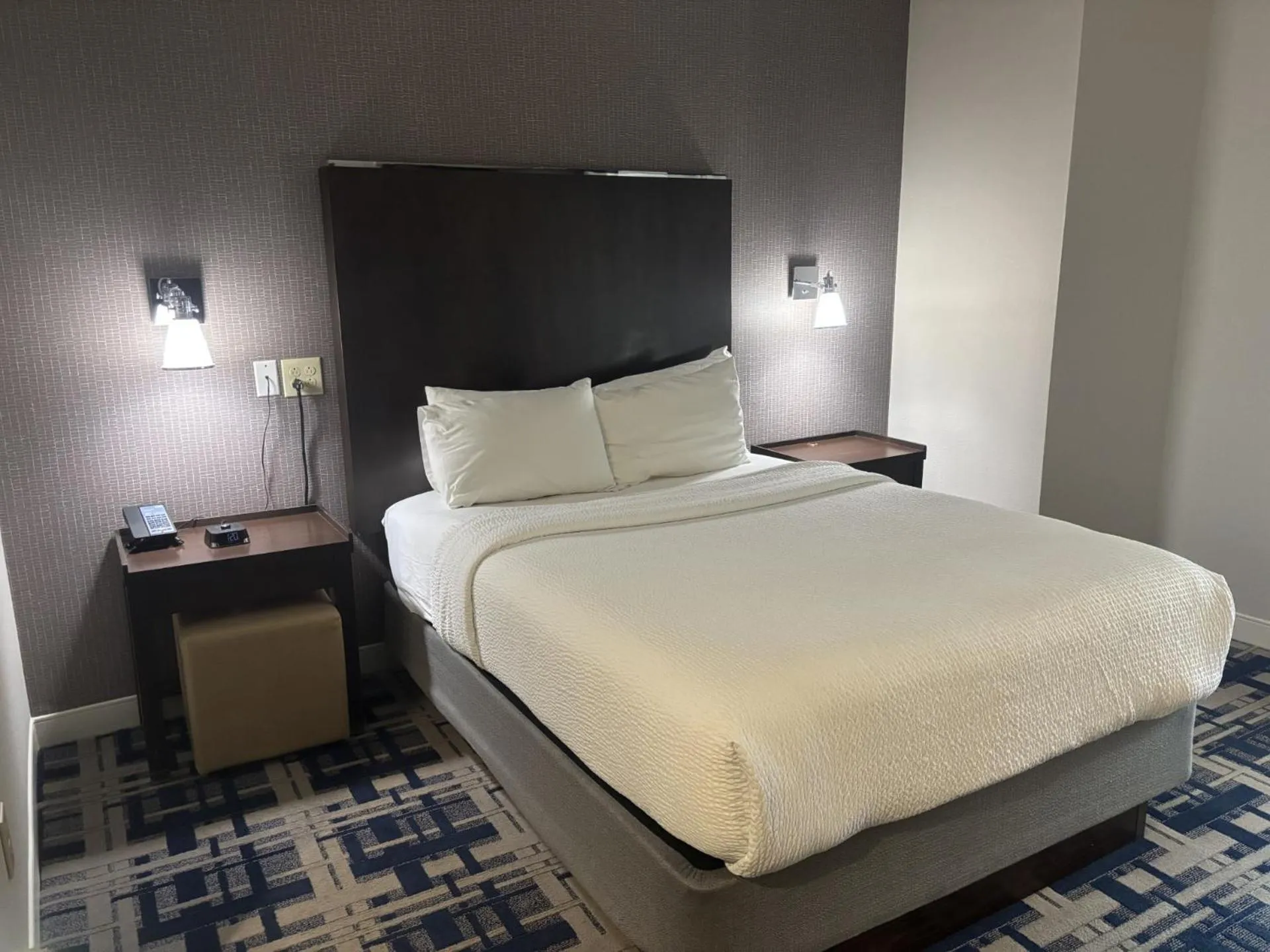 Property building, Bed in Four Points by Sheraton Charlotte - Lake Norman
