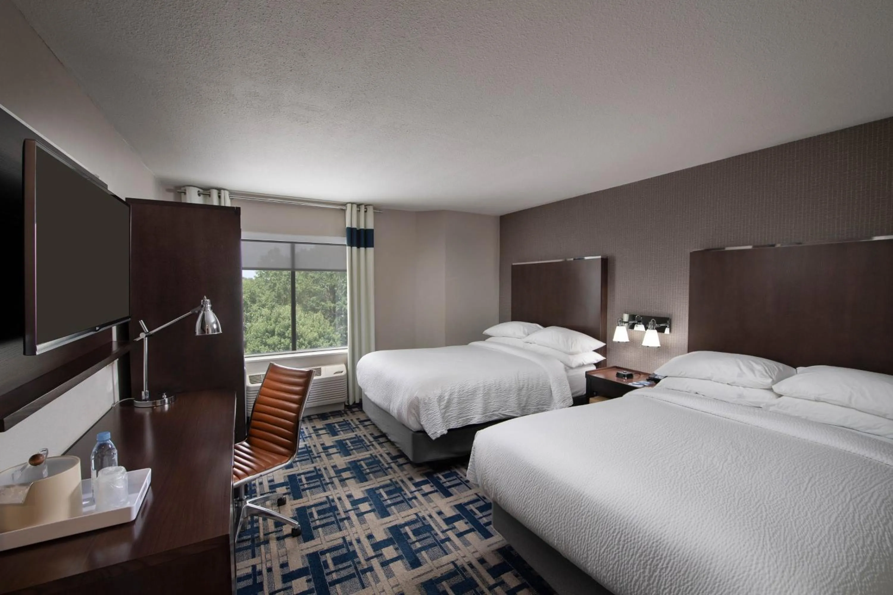 Photo of the whole room, Bed in Four Points by Sheraton Charlotte - Lake Norman