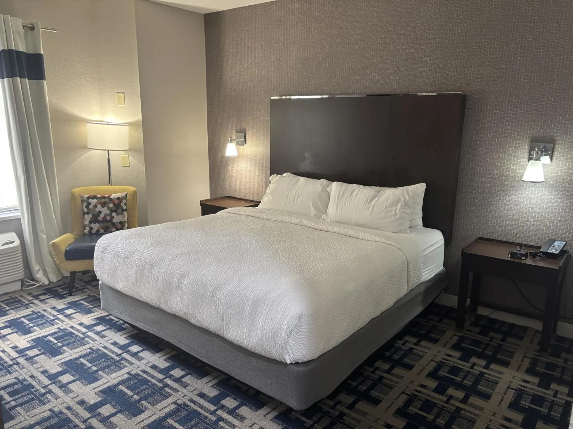 Property building, Bed in Four Points by Sheraton Charlotte - Lake Norman
