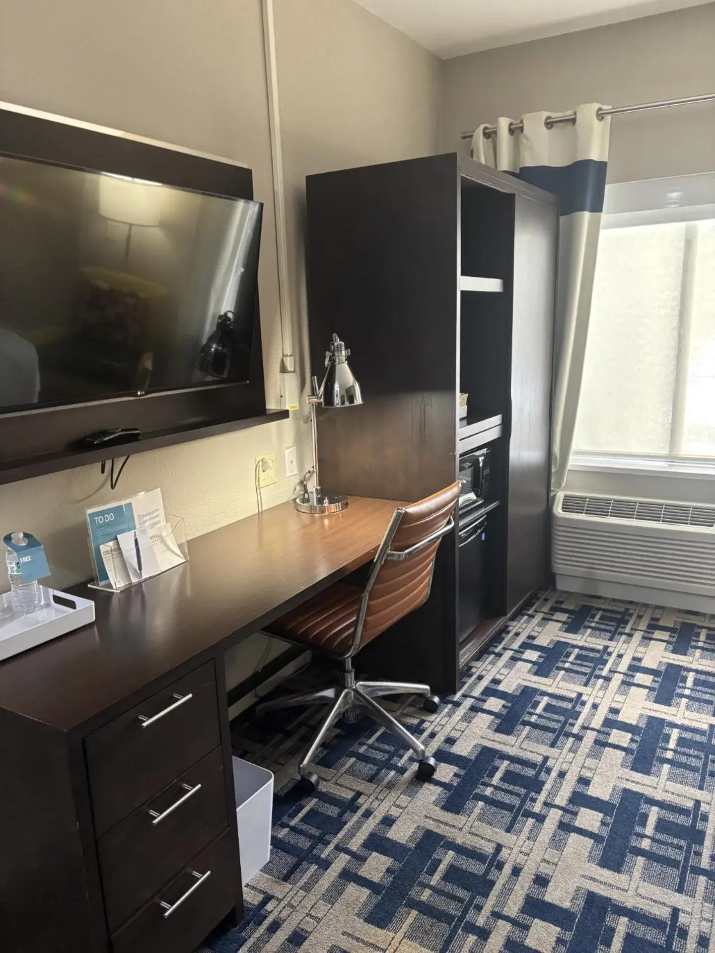 Traditional Queen Room with Adapted Tub - Mobility and Hearing Accessible in Four Points by Sheraton Charlotte - Lake Norman Traditional Queen Room with Adapted Tub - Mobility and Hearing Accessible in Four Points by Sheraton Charlotte - Lake Norman