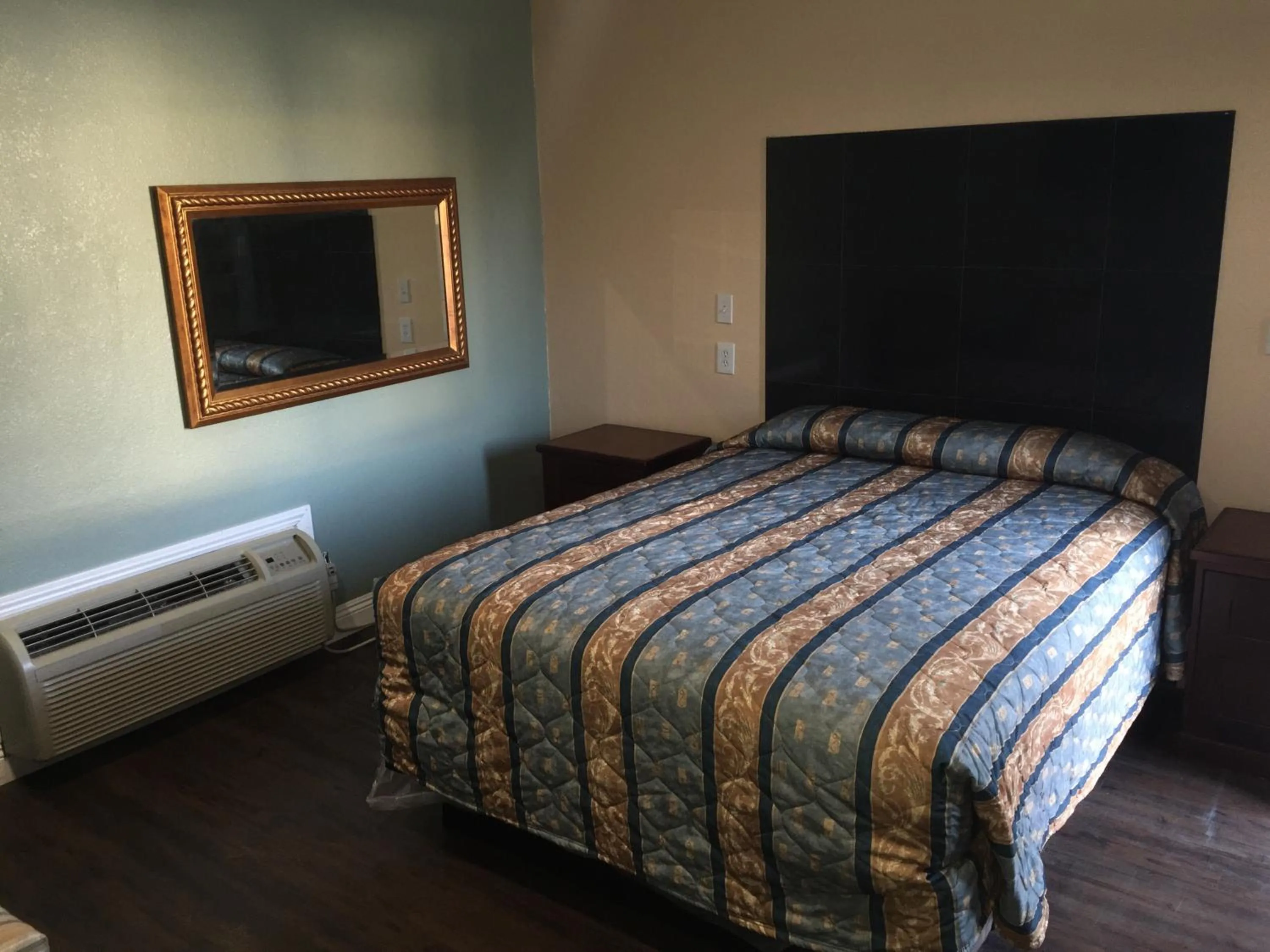 Photo of the whole room, Bed in Park Motel