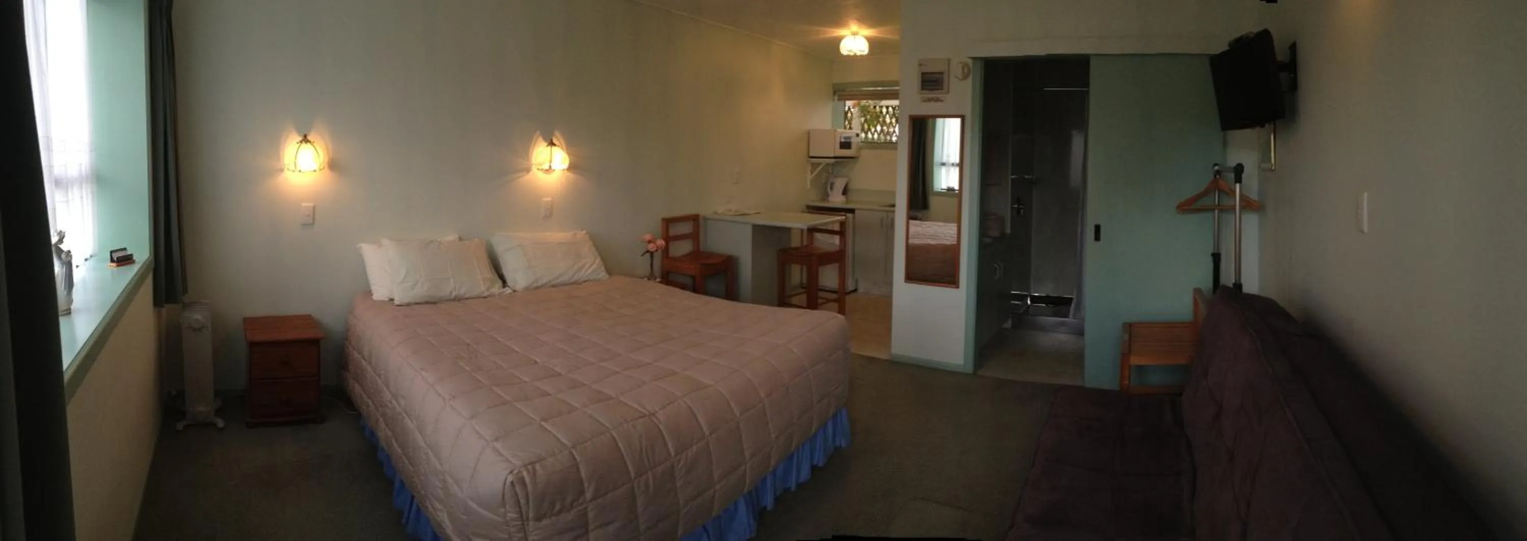 Property building, Bed in Owaka Lodge Motel