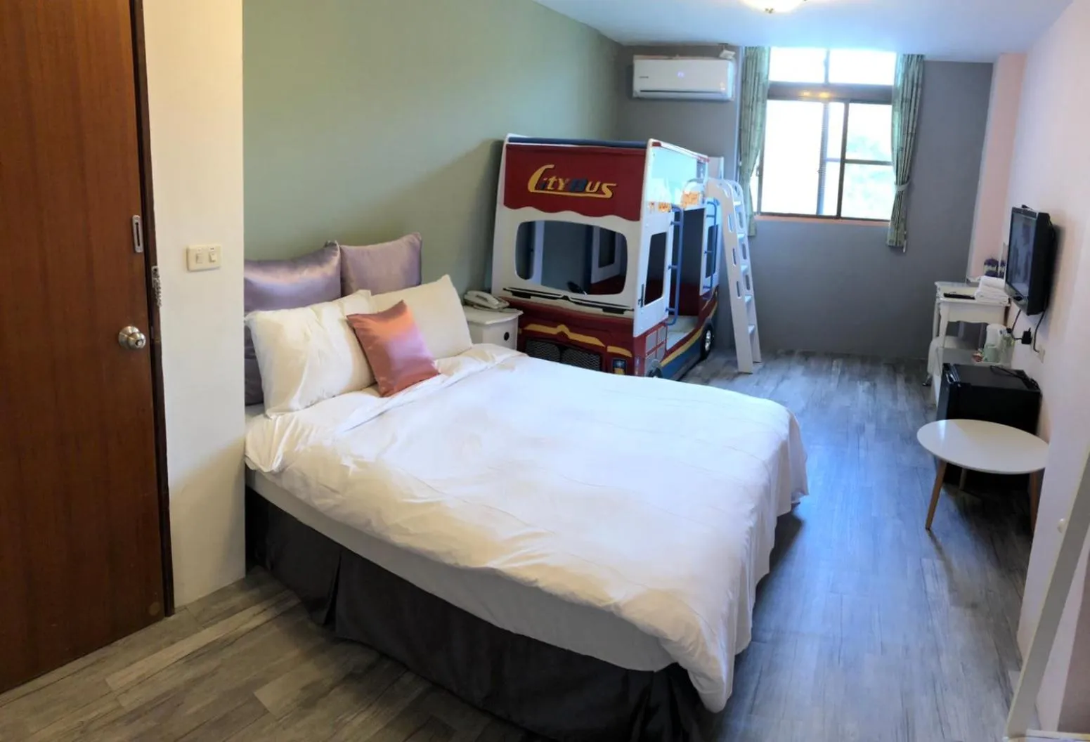 Bed in Sun Moon Lake Loft Inn