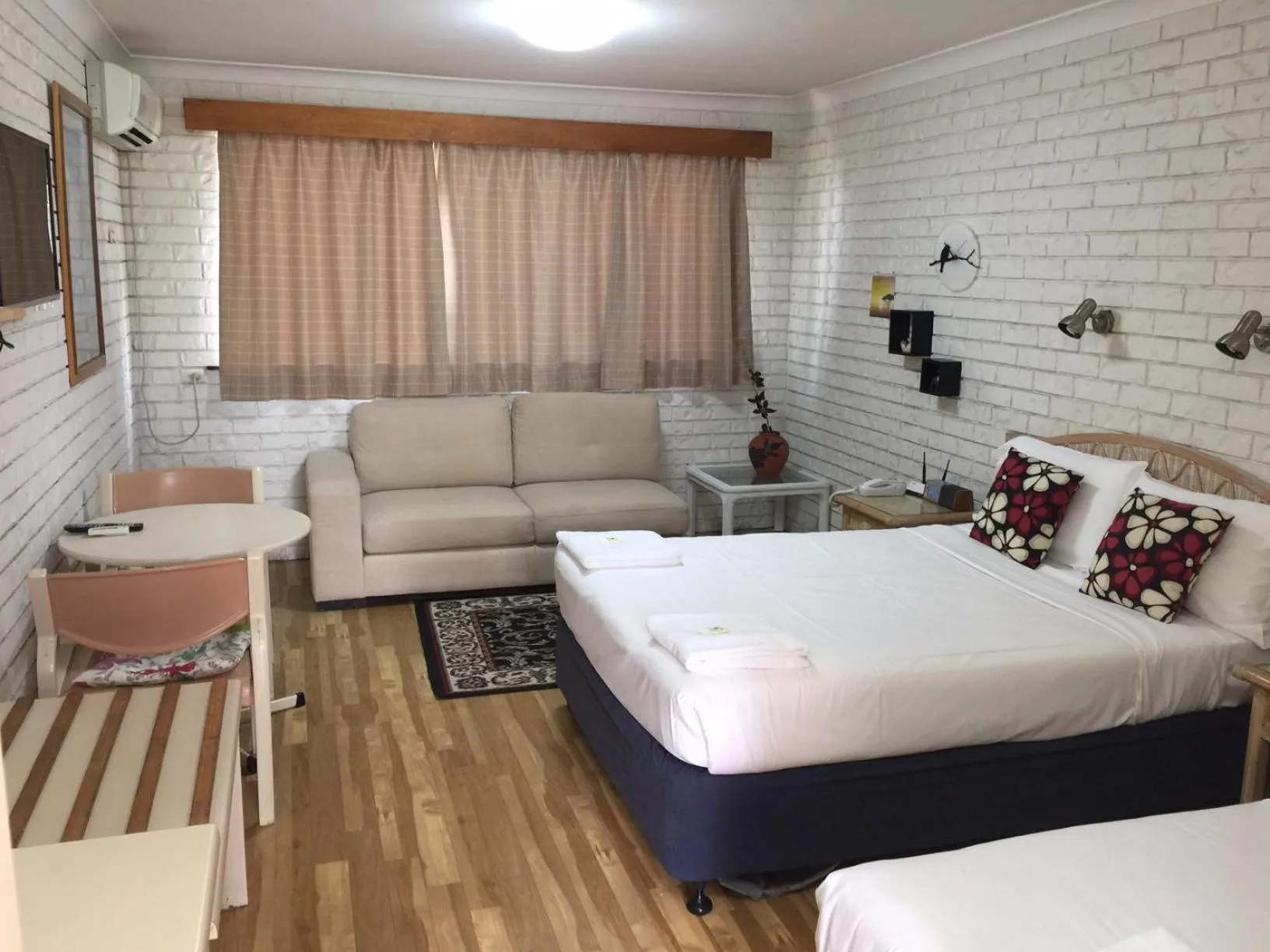 Seating area in Holland Park Motel