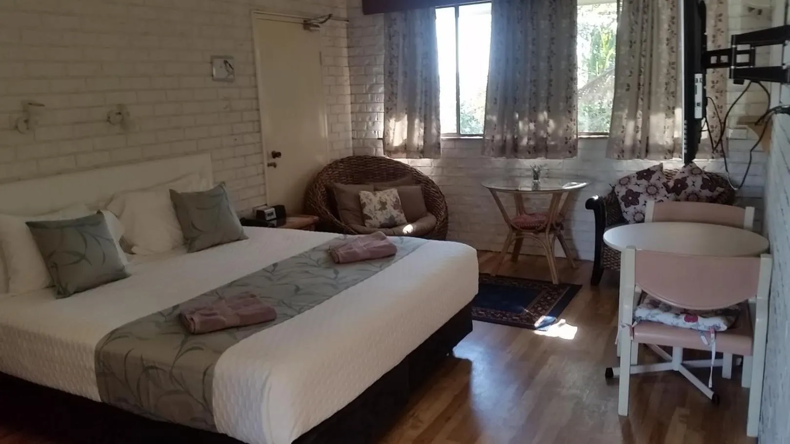 TV and multimedia in Holland Park Motel