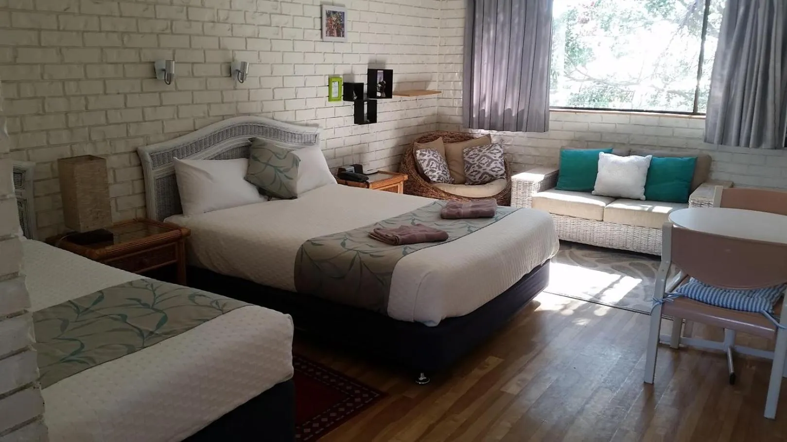 Bed in Holland Park Motel