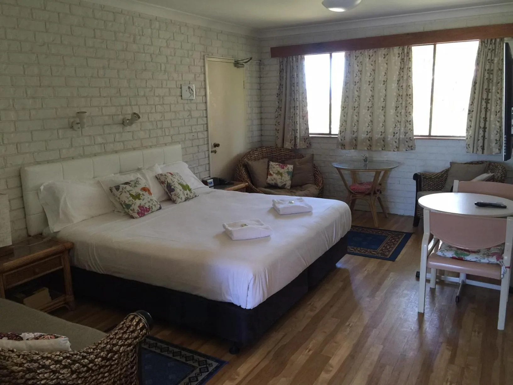 Living room in Holland Park Motel