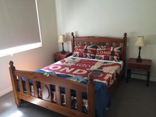 Bedroom in Holland Park Motel