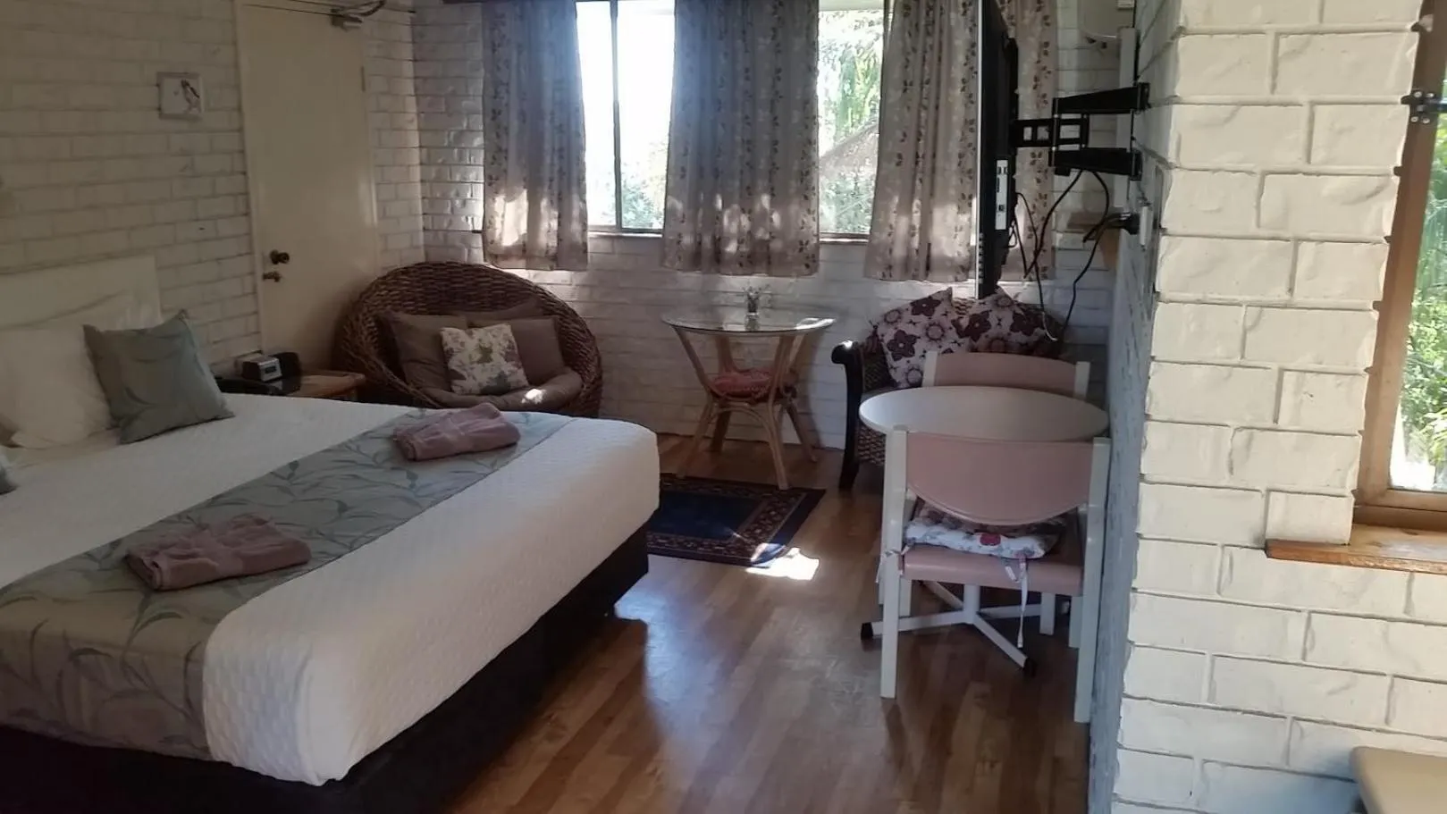 Photo of the whole room in Holland Park Motel