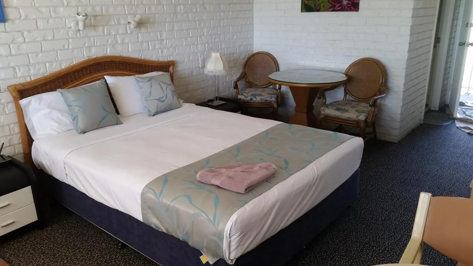 Bedroom in Holland Park Motel