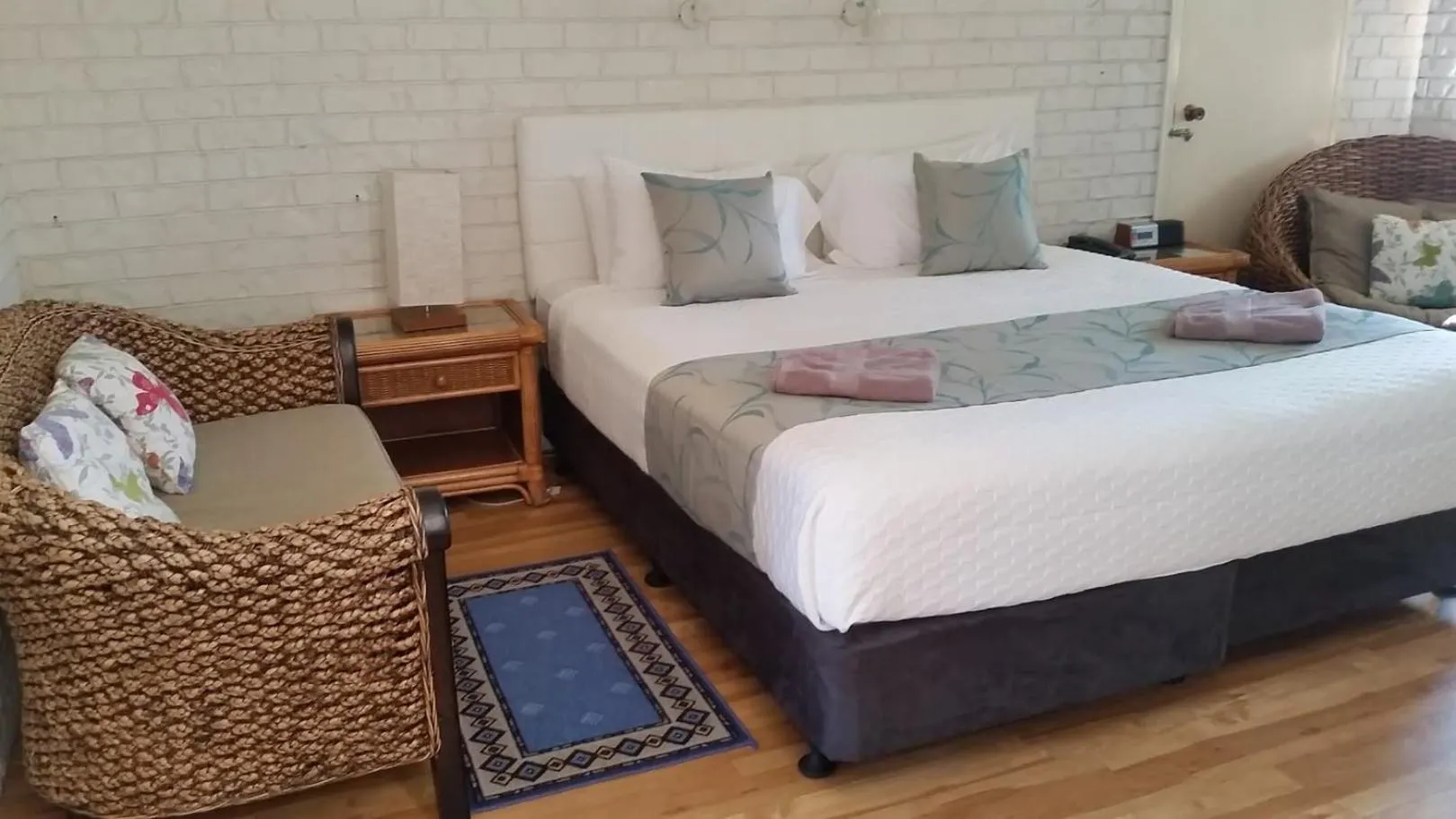 Photo of the whole room in Holland Park Motel