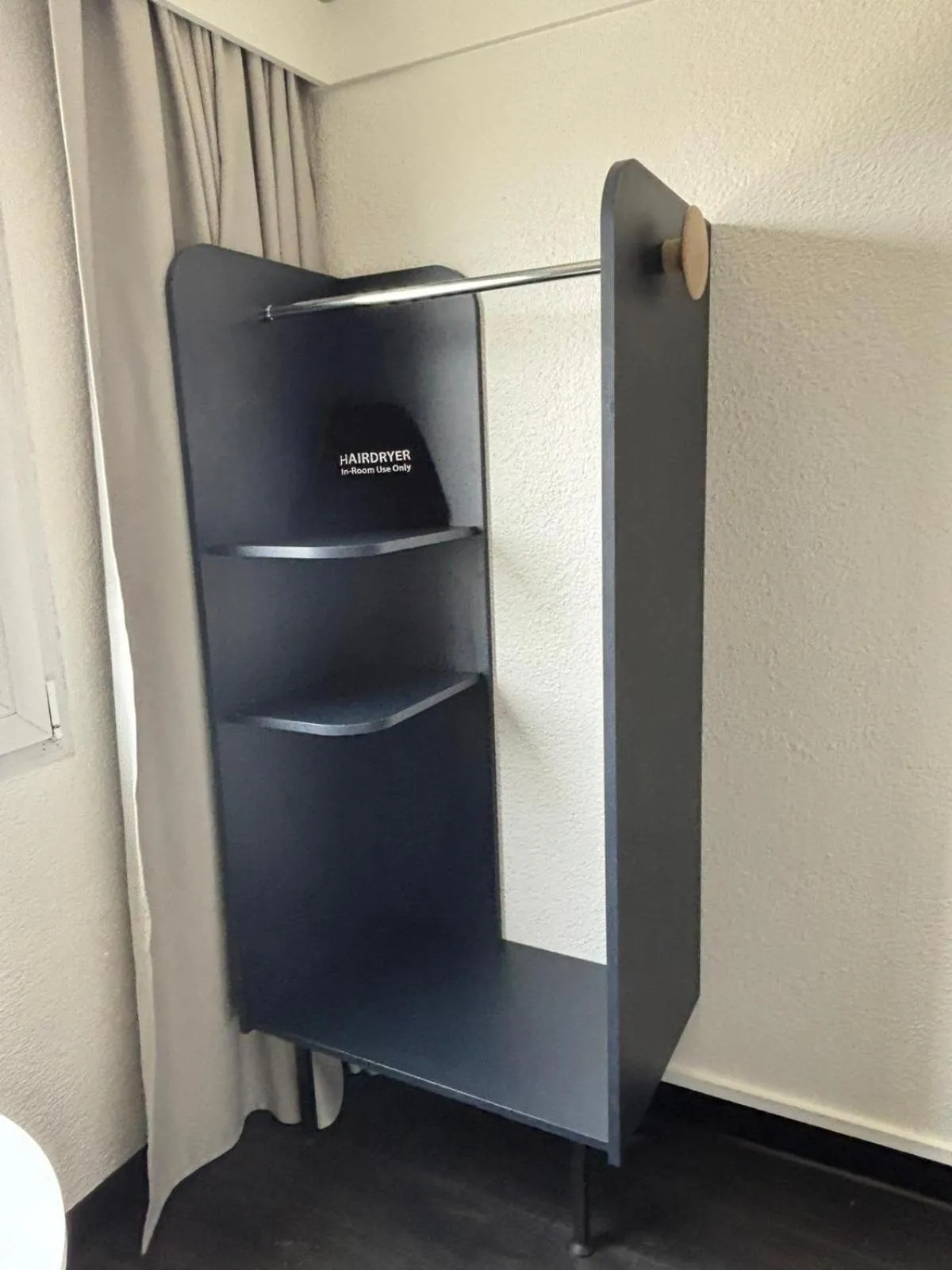 wardrobe in ibis Strasbourg Aéroport Le Zénith