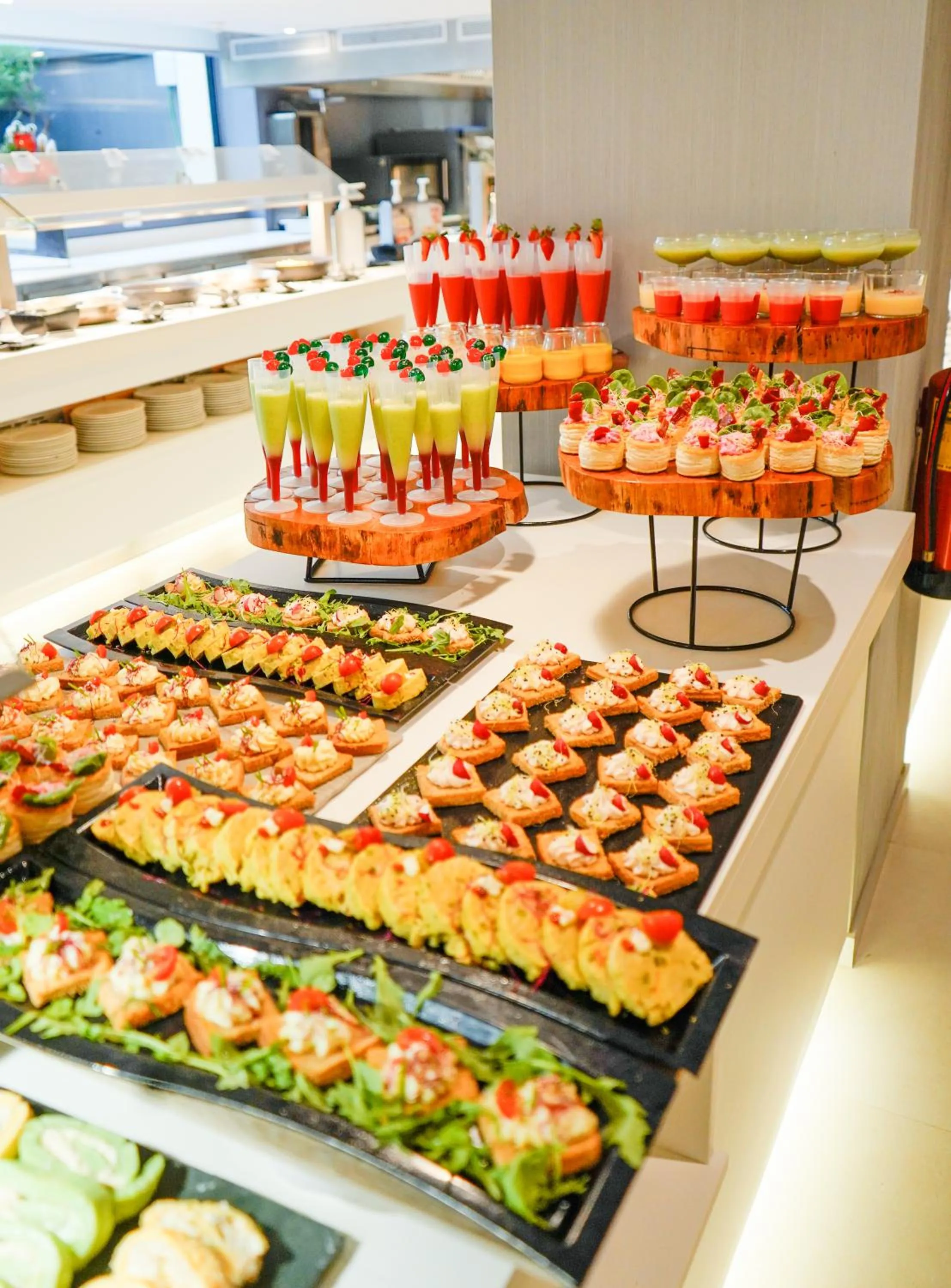 Food and drinks in Caprici Beach Hotel & Spa