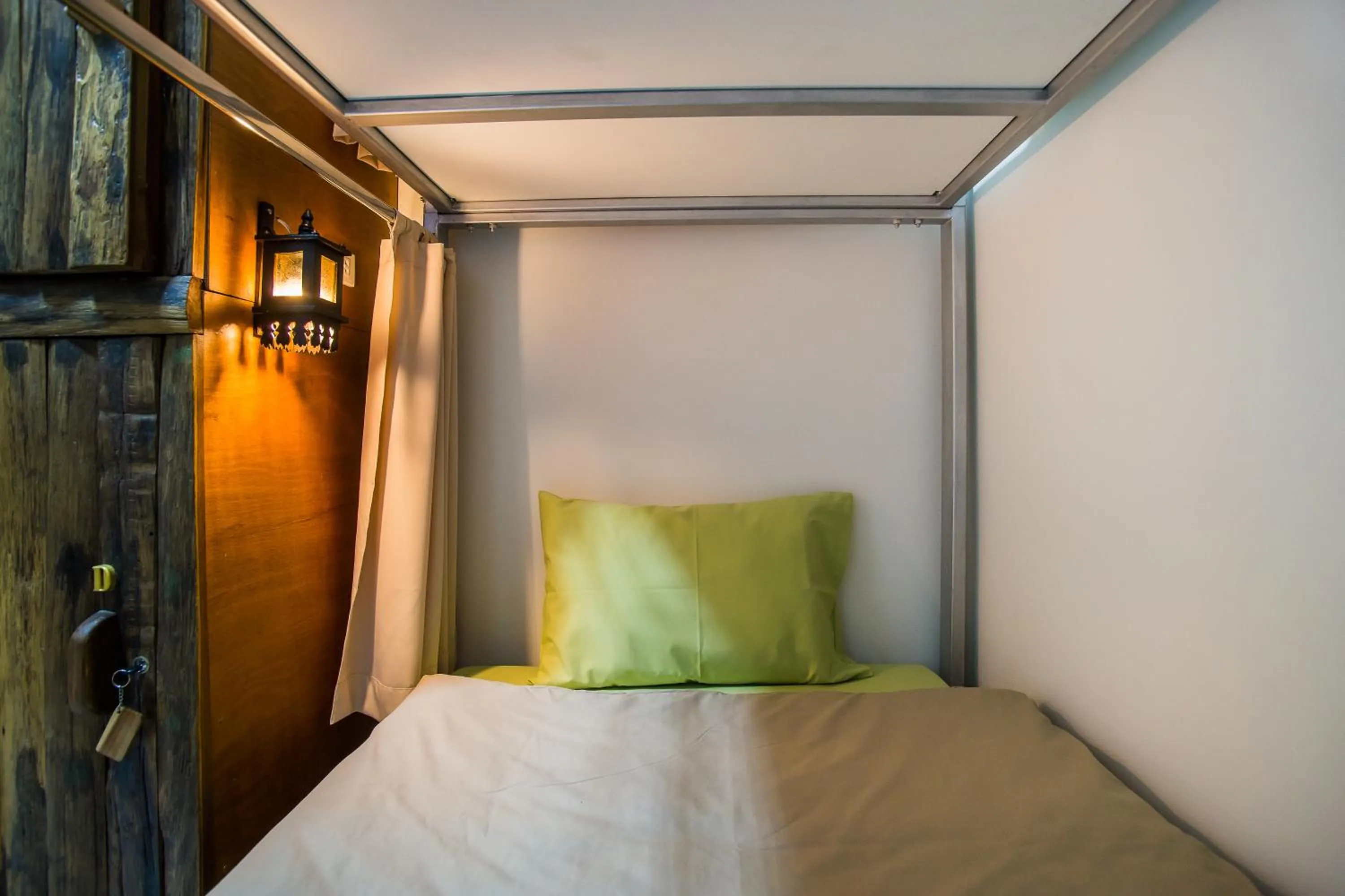 bunk bed, Bed in Banthat Thong Hostel