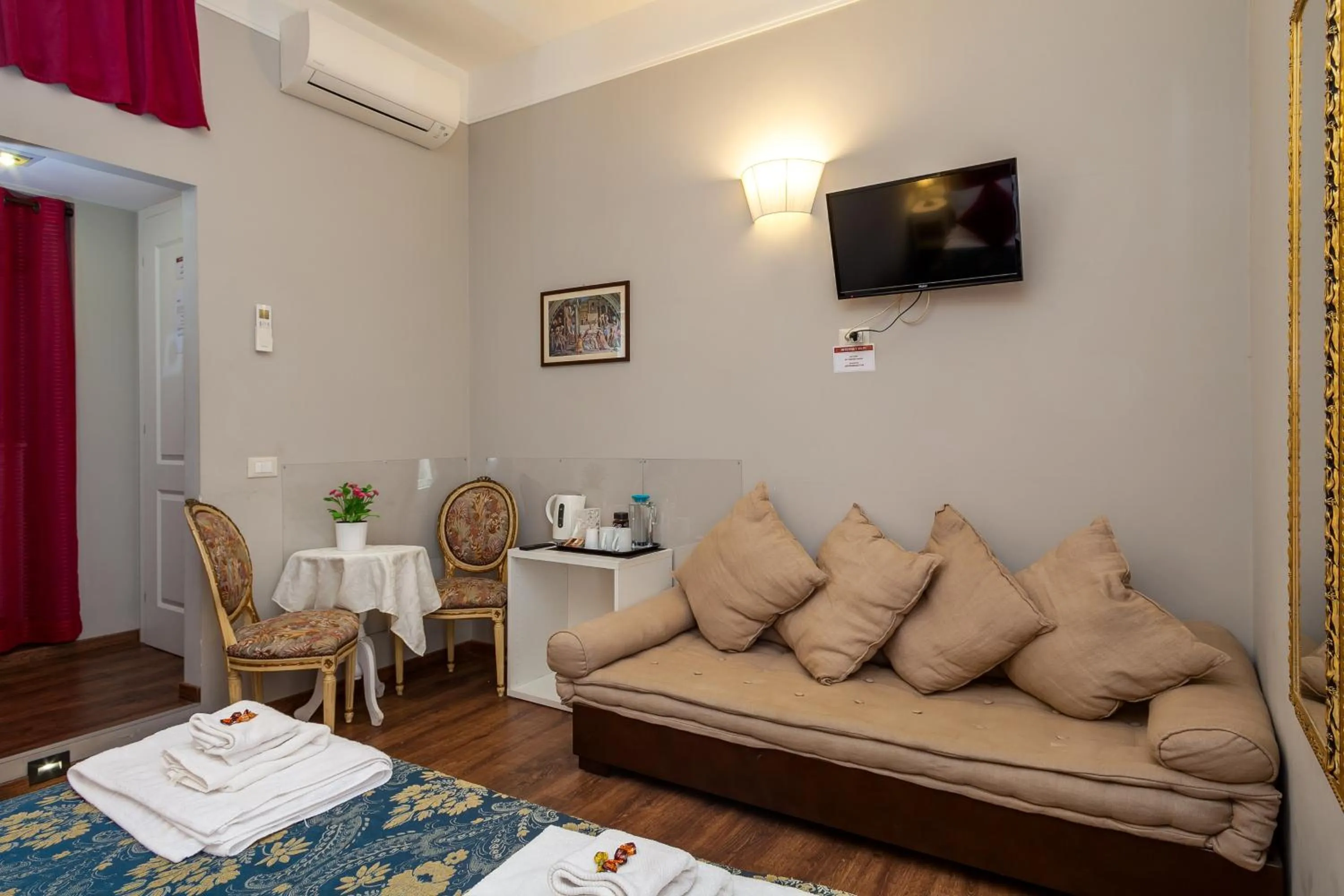 Photo of the whole room in Raphael Rooms