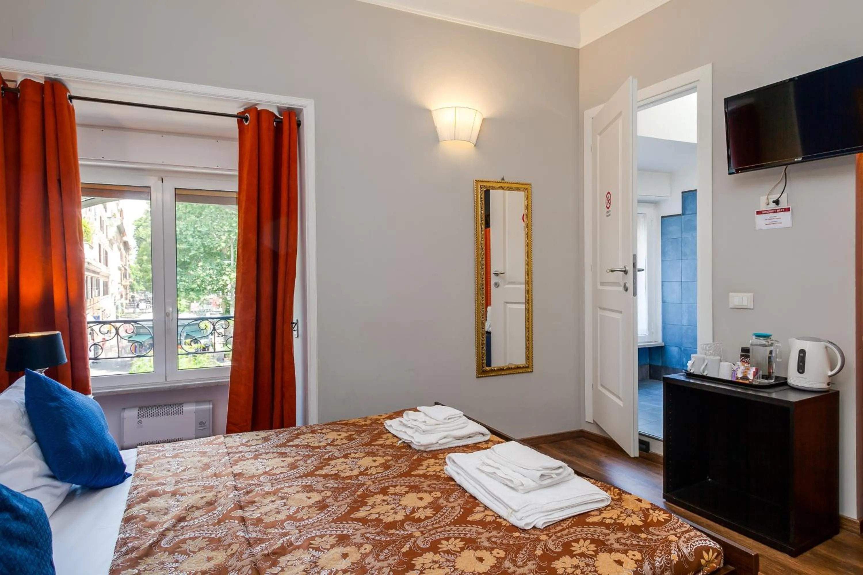 Photo of the whole room, Bed in Raphael Rooms